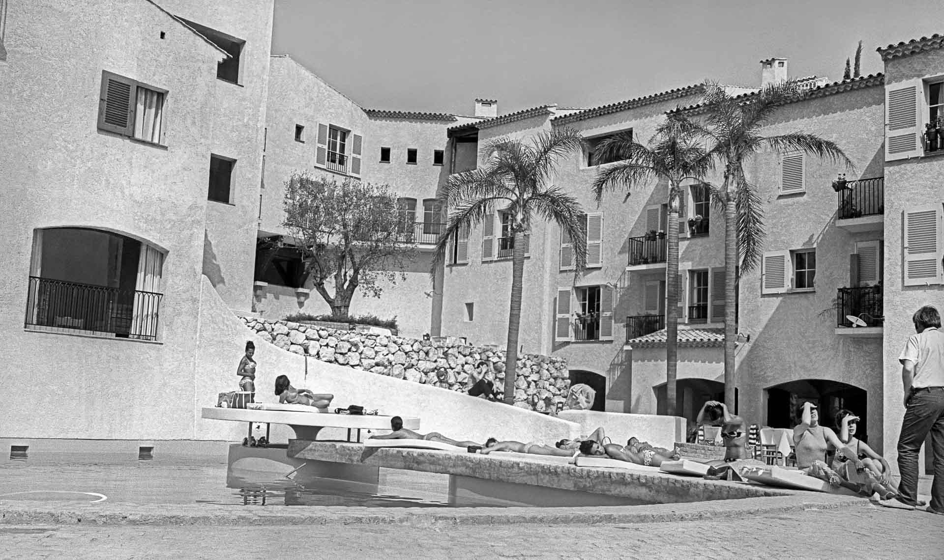 La piscine du Byblos dans les années 1970 © Rue des archives