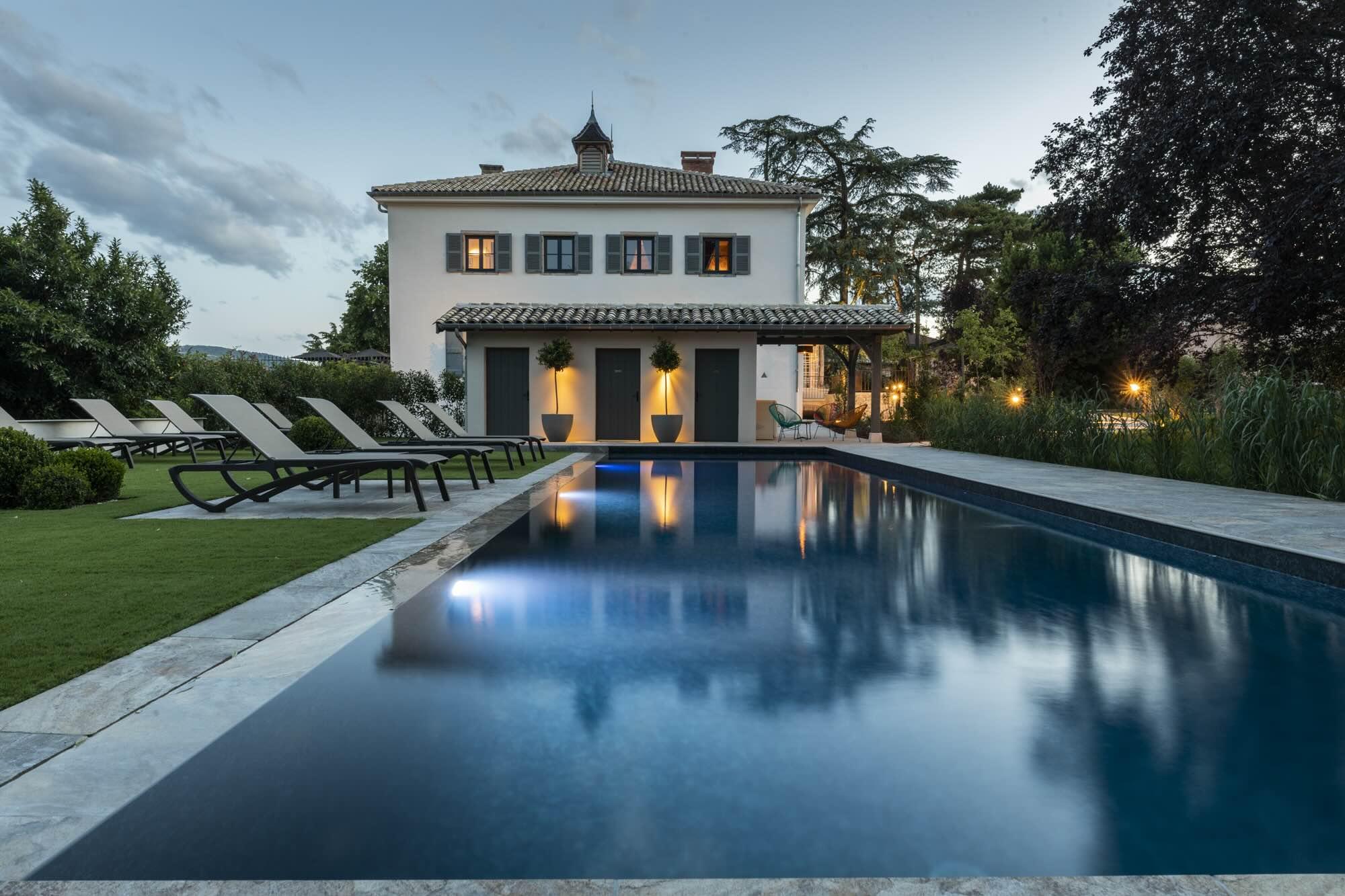 La piscine extérieure de la Villa Alexandre © Denis Laveur