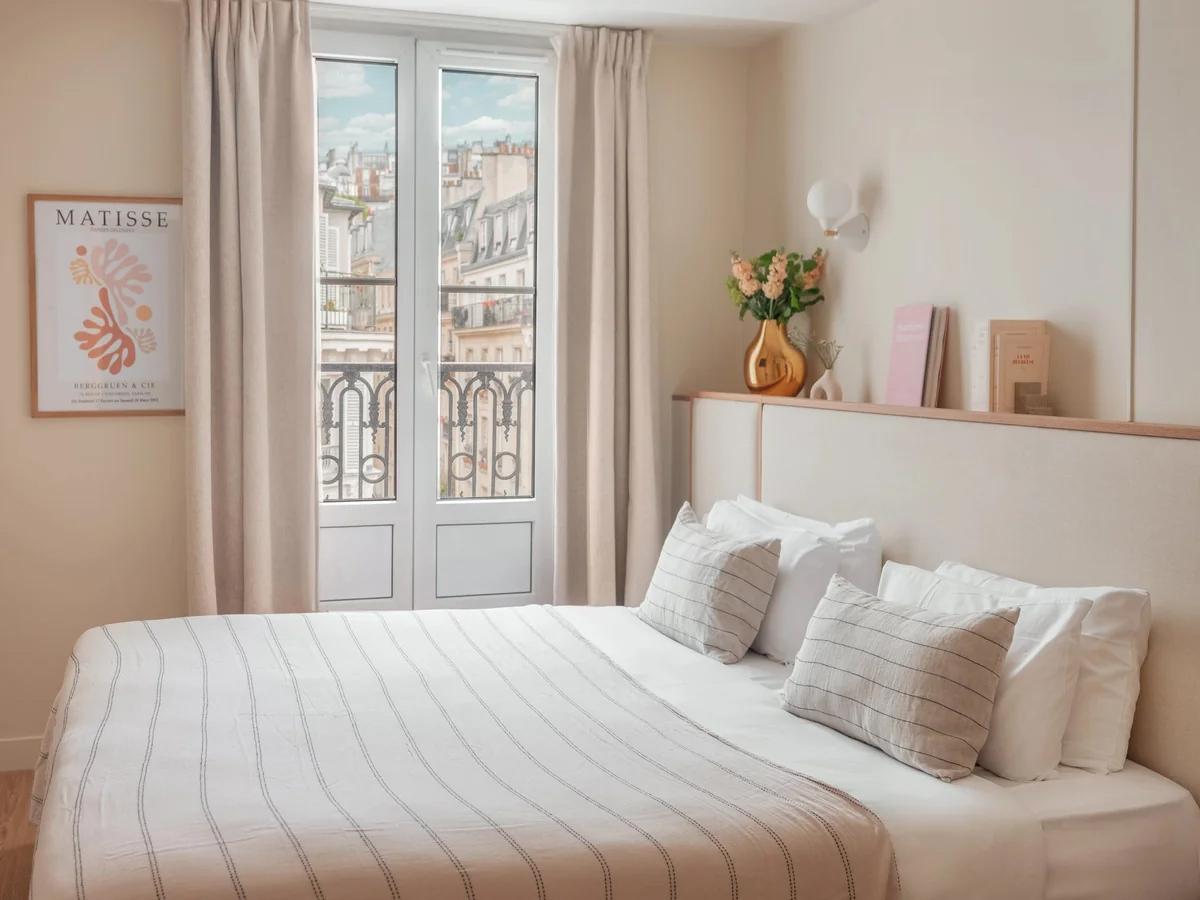 Une chambre à la décoration épurée et minimaliste © Hôtel Bass