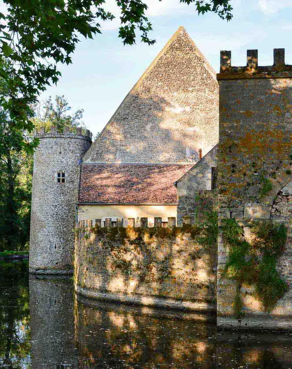 Château de Vault-de-Lugny – Les douves © EL | YONDER.fr