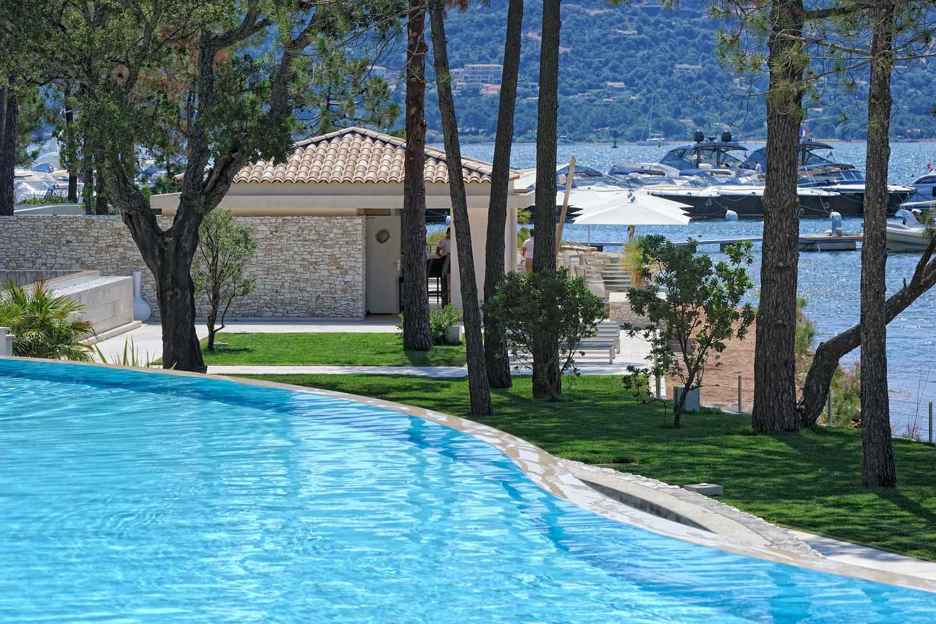 Hôtel Don Cesar Porto-Vecchio | La piscine principale de l’hôtel © DR