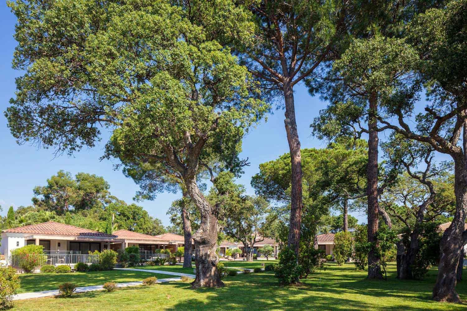 Hôtel Don Cesar Porto-Vecchio | Les villas dans les jardins de l’hôtel © DR