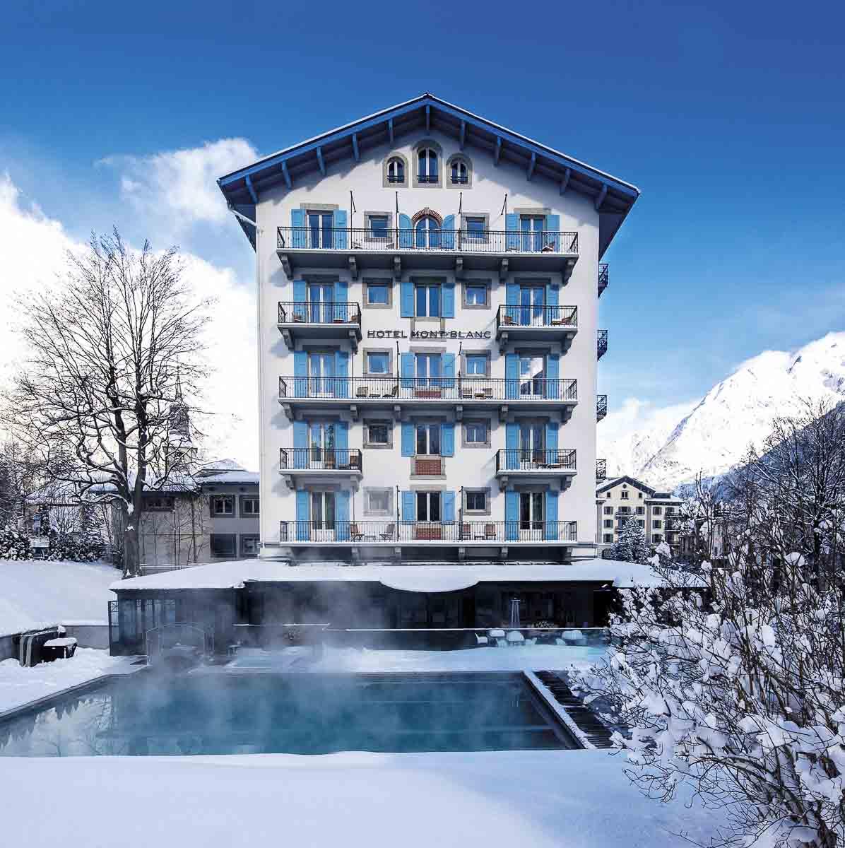 L’Hôtel Mont-Blanc Chamonix sous la neige © DR