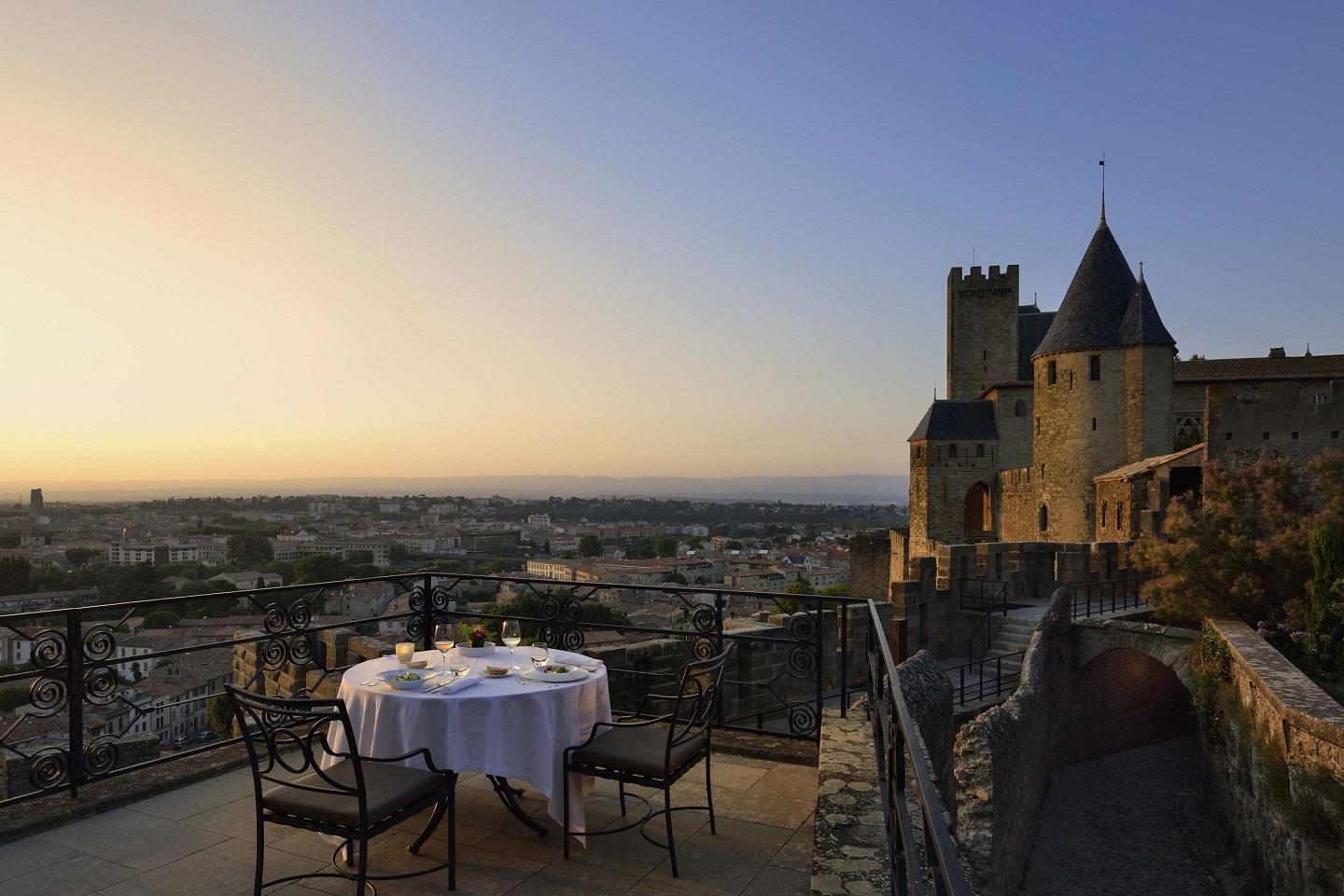 Terrasse face aux remparts © La Barbacane