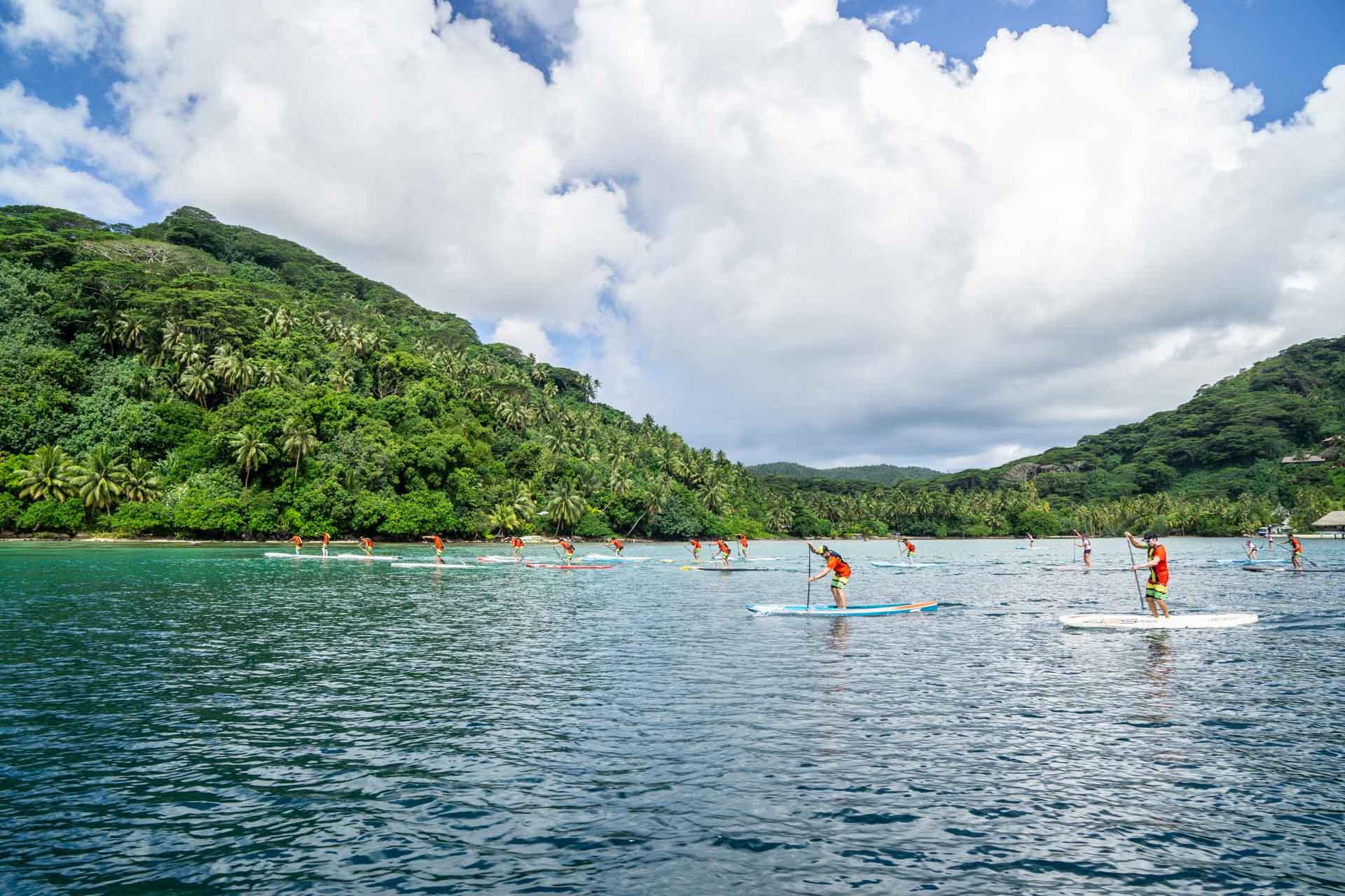 Le Waterman Tahiti Tour longe la côte de Huahine © Kimberley Lawson