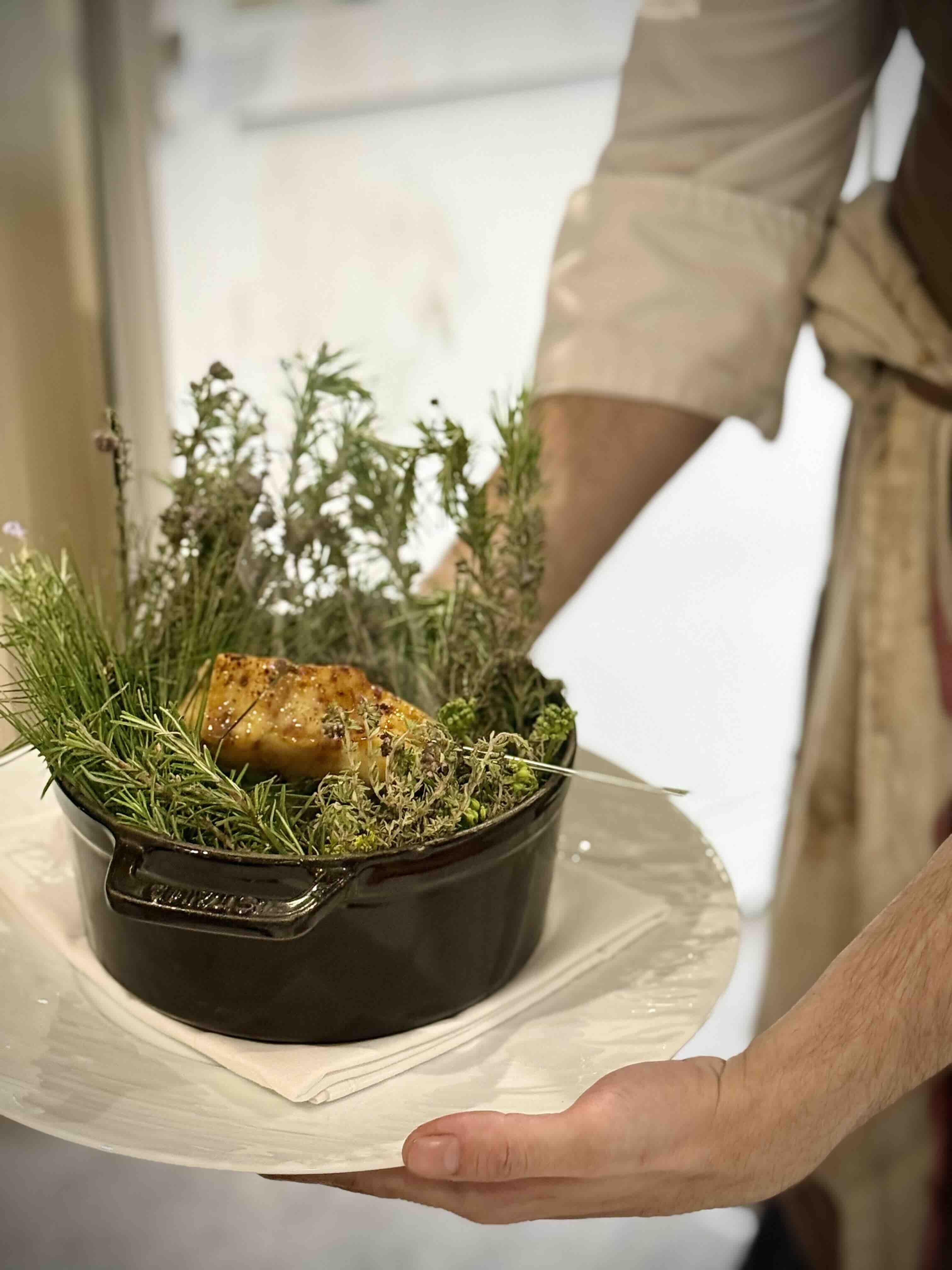 Le turbot laqué servi dans sa cocotte d’herbes fraîches © Emmanuel Laveran