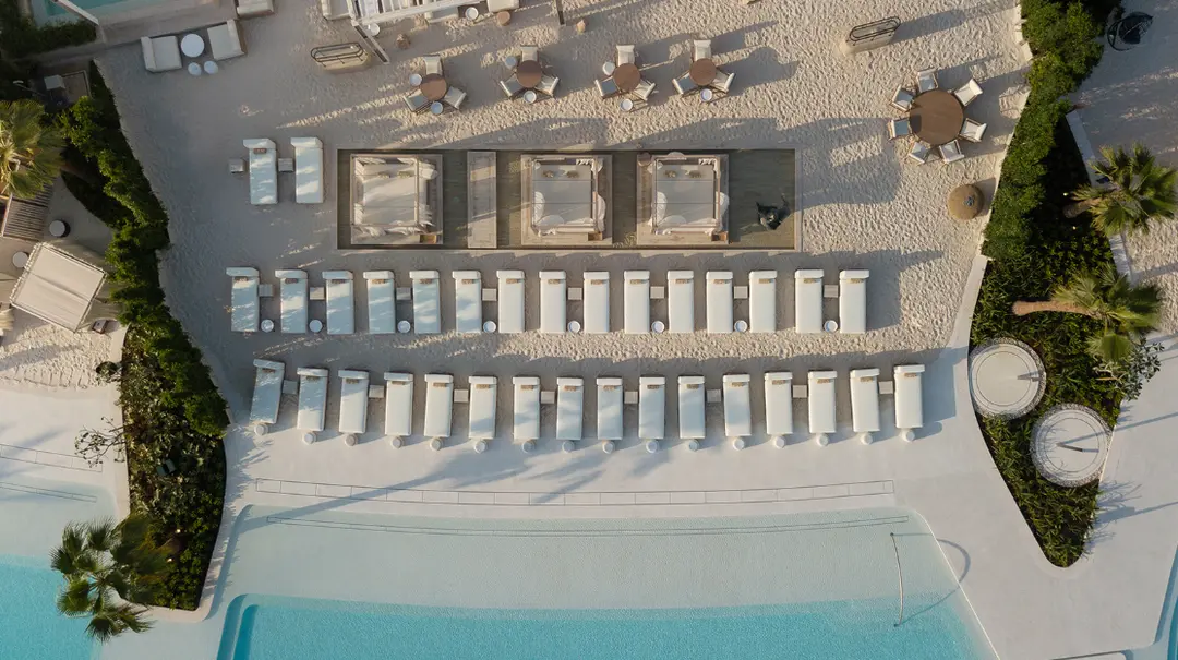 Sān beach, The Club