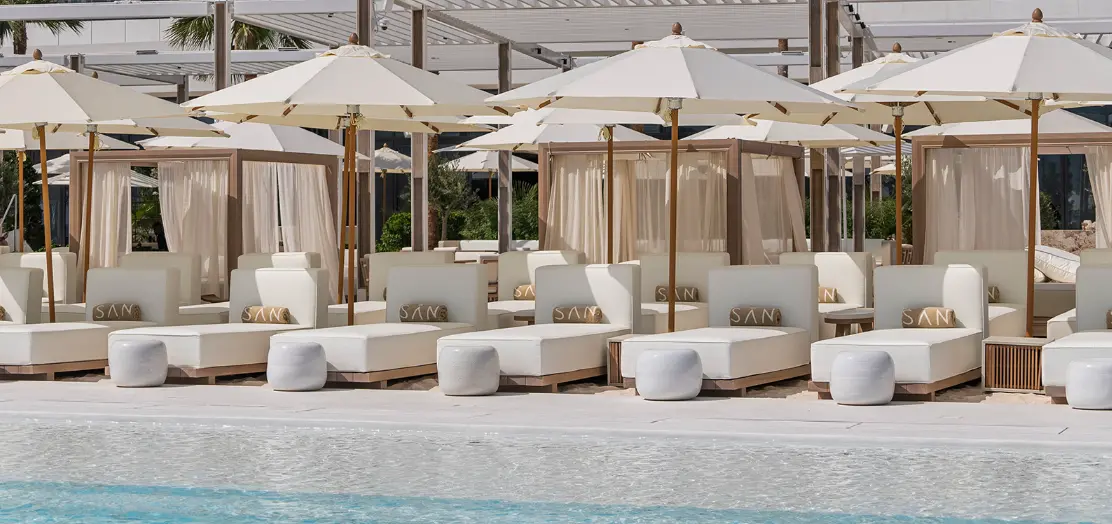 Une rangée de transats et de parasols au Beach Club 