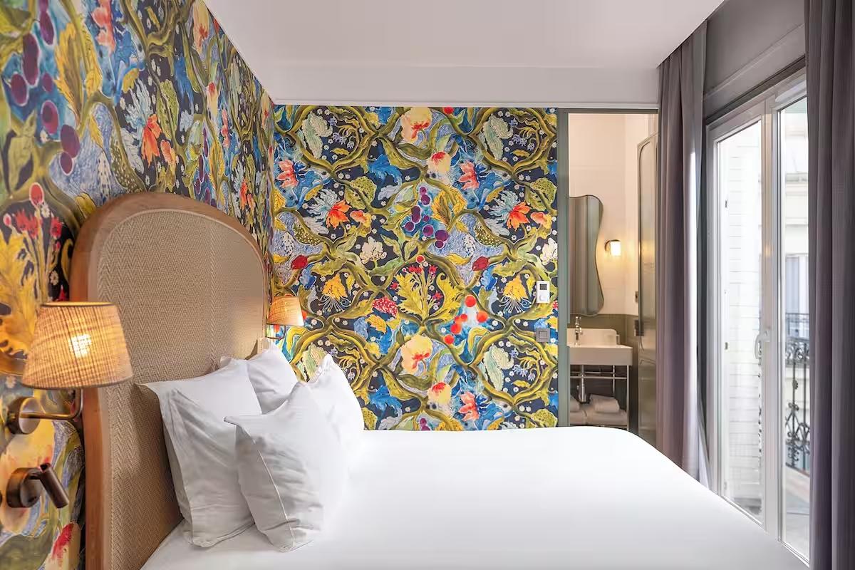 Chambre sublimée par un papier peint floral audacieux © Miss Fuller