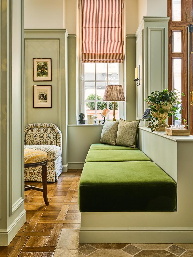 Une réception habillée de vert avec des banquettes murales © Maison Marceau