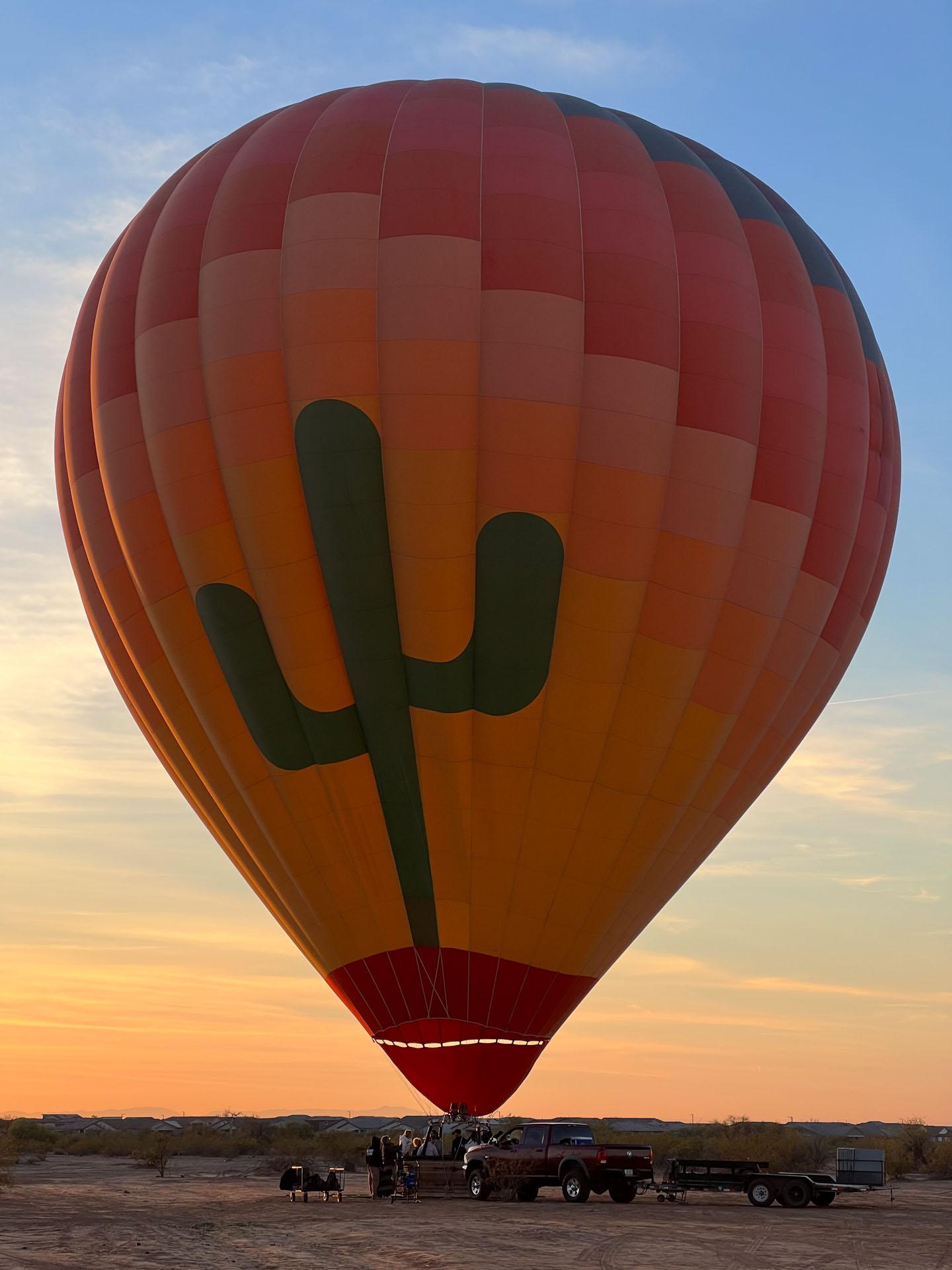 Survoler le désert en montgolfière au lever du soleil