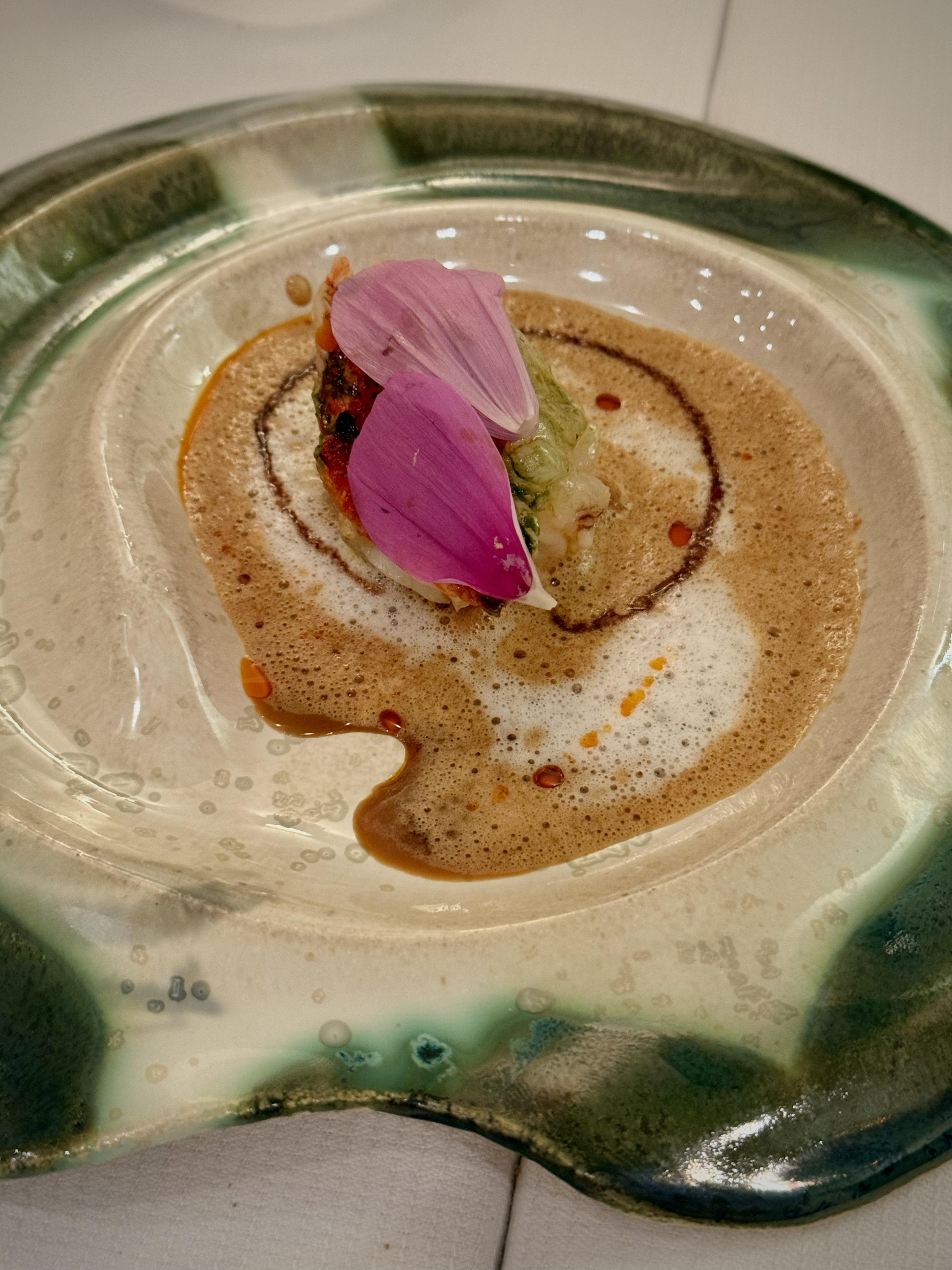 « Les rochers des îles du Morbihan et les bords de mer » Homard bleu et biquinho par Julien Dumas © Emmanuel Laveran « Les rochers des îles du Morbihan et les bords de mer » Homard bleu et biquinho par Julien Dumas © Emmanuel Laveran