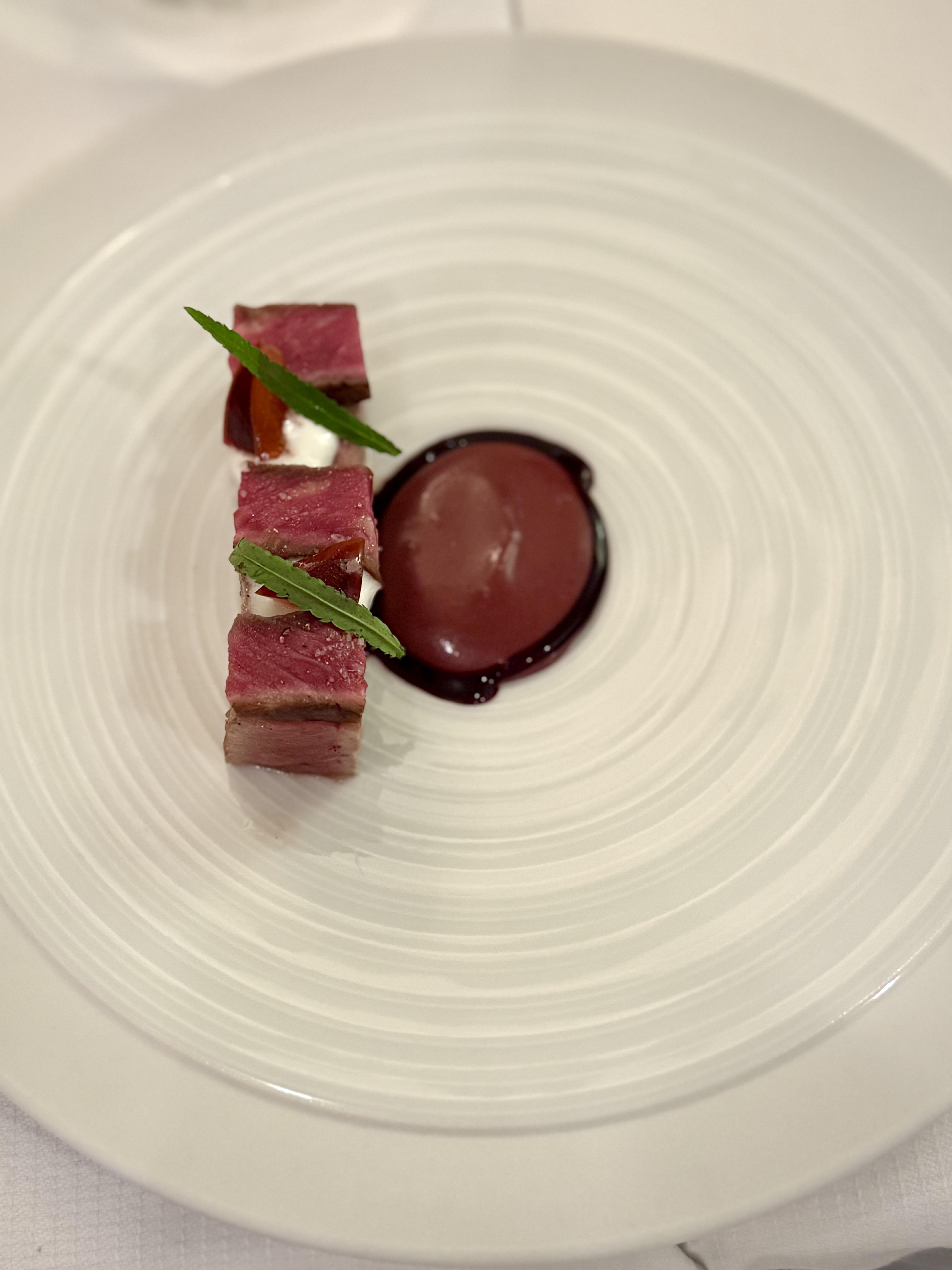 « Les pâturages en bord de mer, non loin des vergers »  Thon rouge, bœuf et prune © Emmanuel Laveran « Les pâturages en bord de mer, non loin des vergers »  Thon rouge, bœuf et prune © Emmanuel Laveran