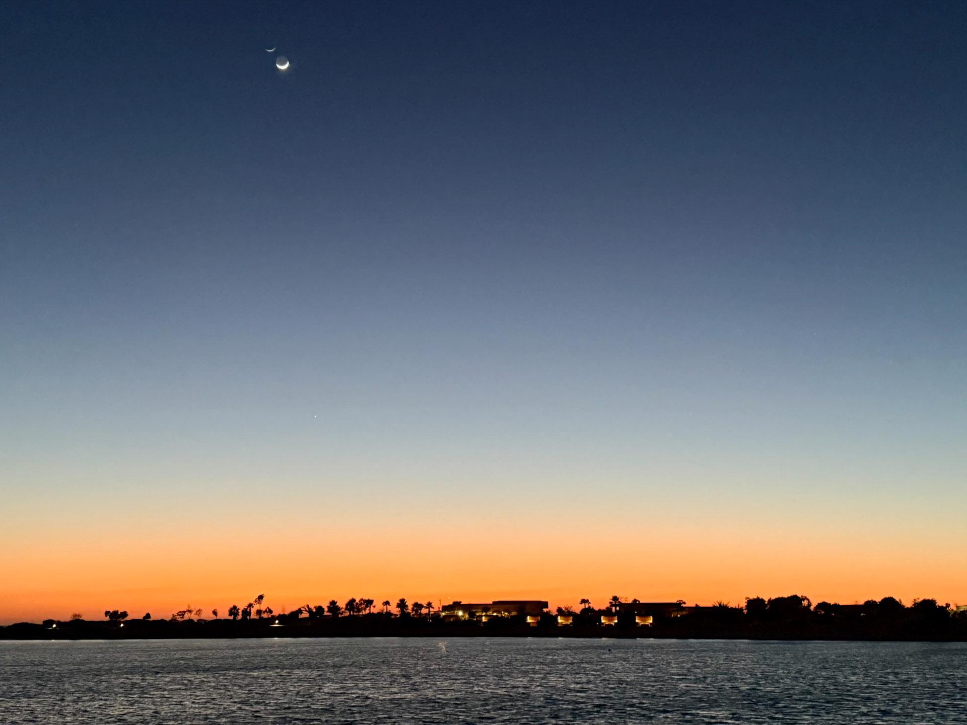 Le ciel se peint de nuances de cuivre © EL