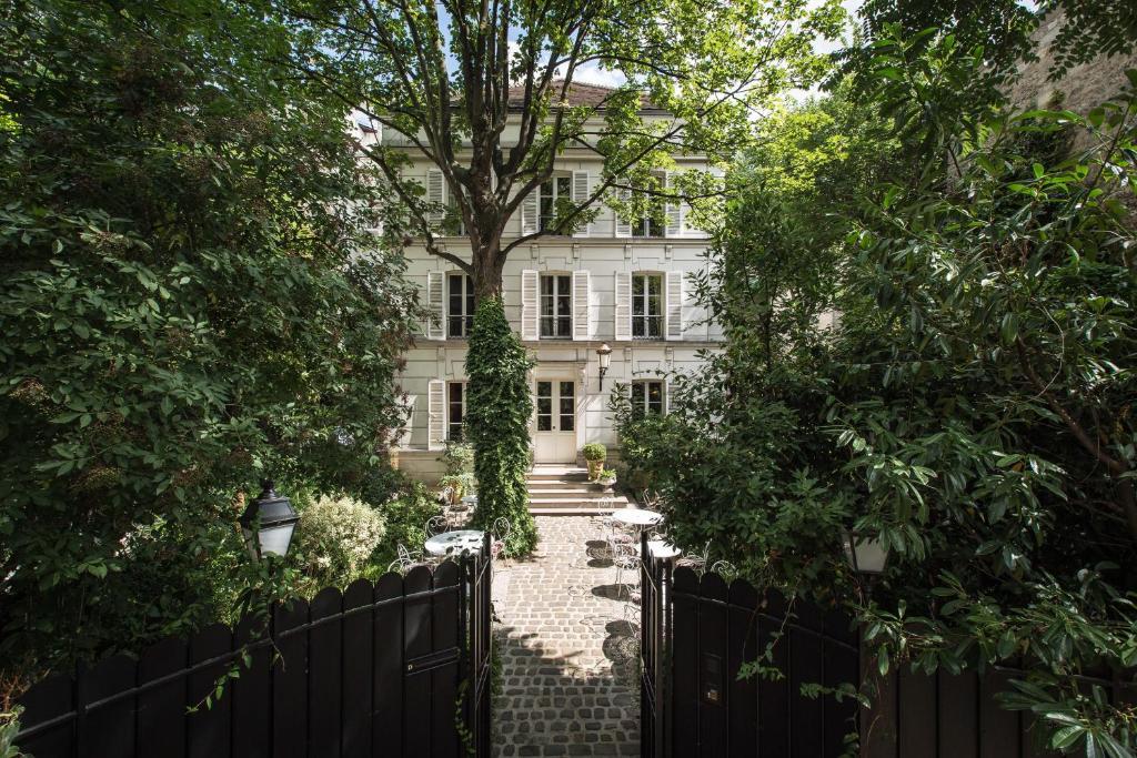  L’entrée secrète protégée par une végétation luxuriante © Hôtel Particulier Montmartre