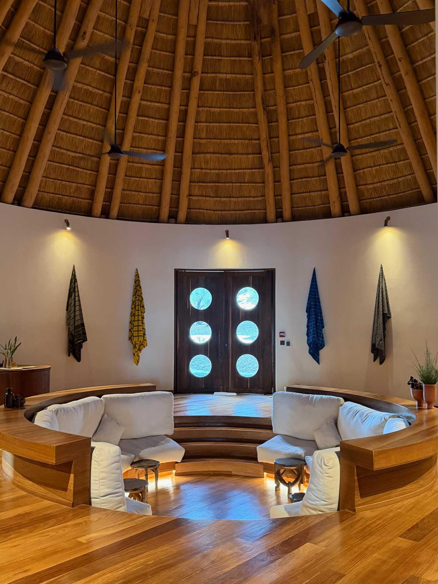 Le spa, niché dans un bâtiment au toit de chaume  © Vincent Turlotte