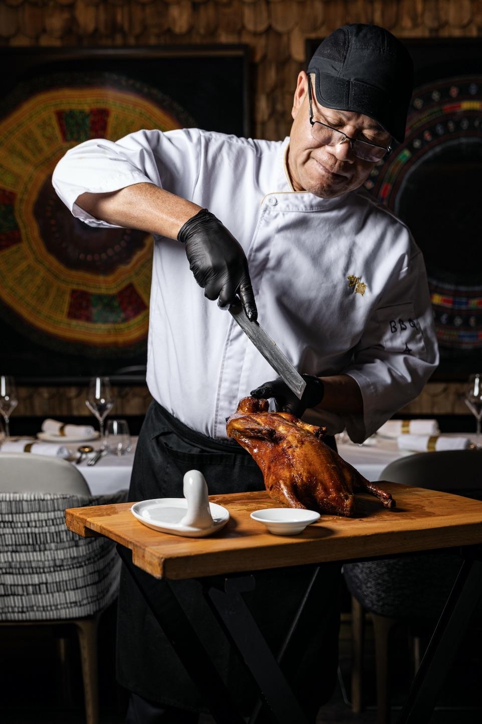 Le chef Gao Xiaosheng découpant le canard laqué © DR