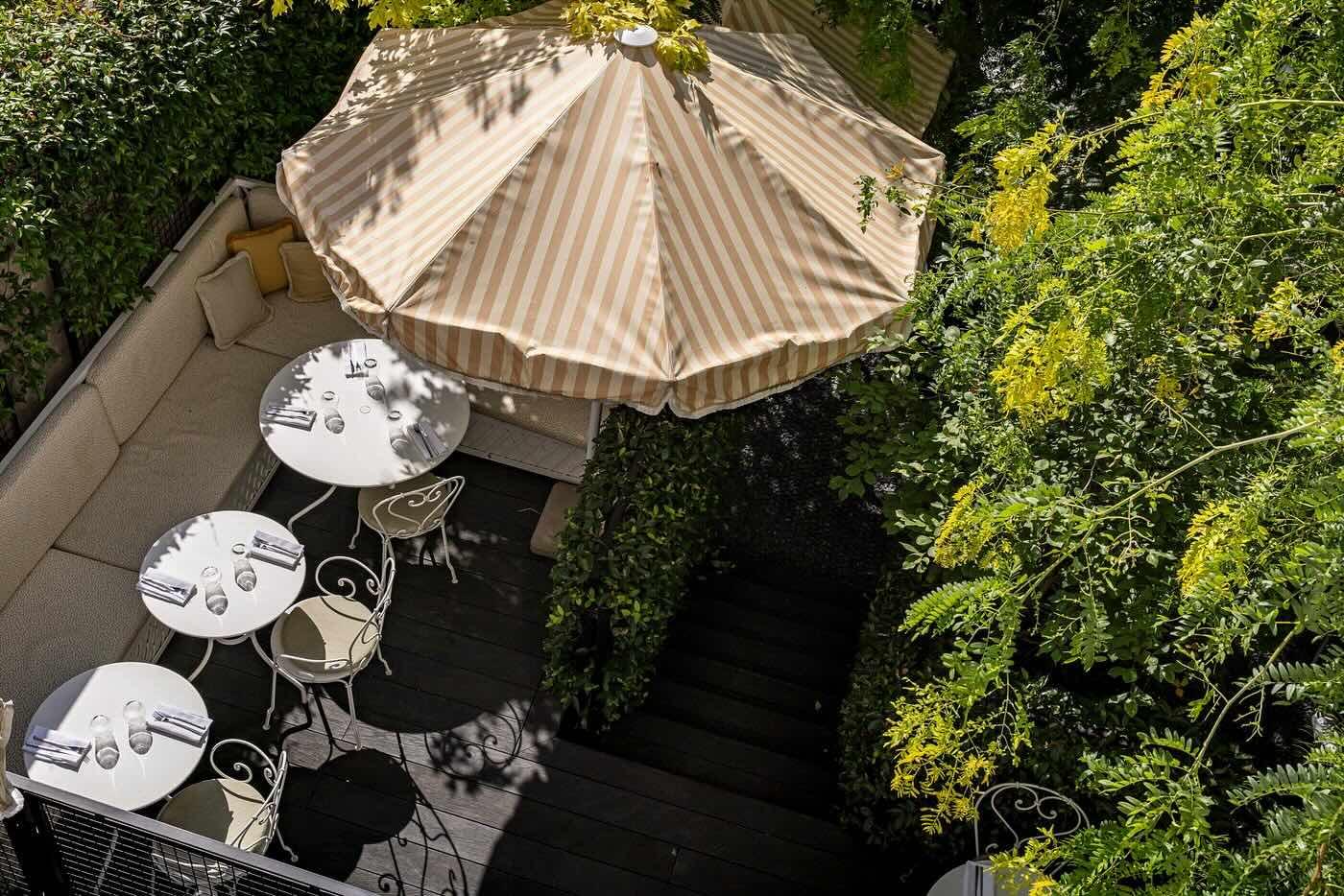 Invisible depuis la rue, le jardin secret du 5 Particulier, où l’on déjeune sous les parasols de Casetta © Le 5 Particulier