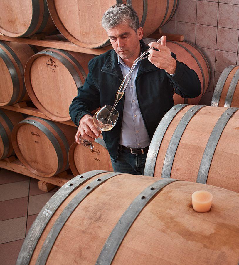 Jernej Zaren teste la qualité de son vin © Marijan Močivnik