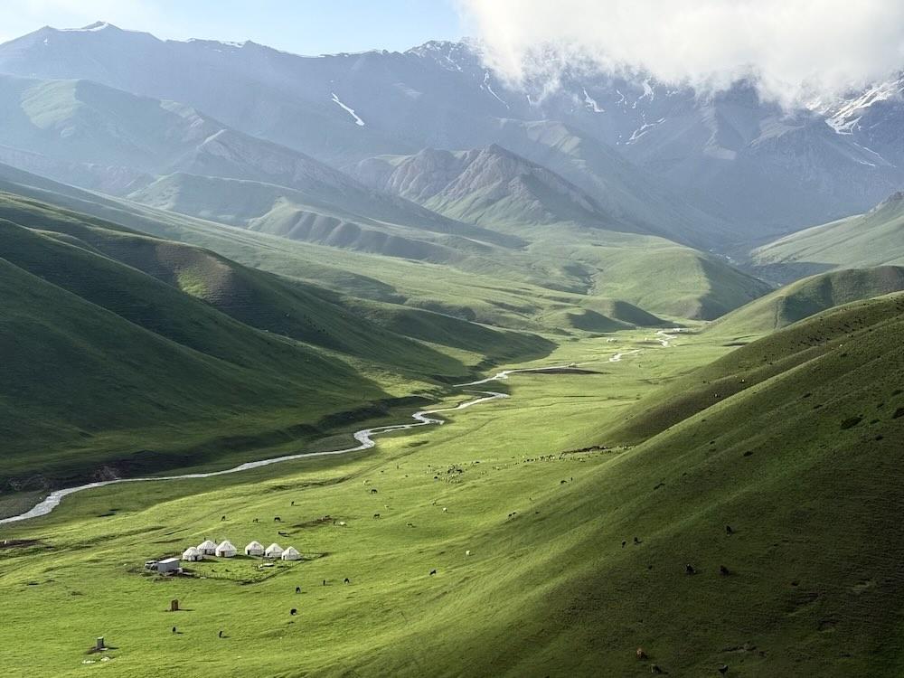 Le camp de yourtes de Nazeera et sa famille, seul campement de la vallée à accueillir des voyageurs, région d’At-Bachy © DR