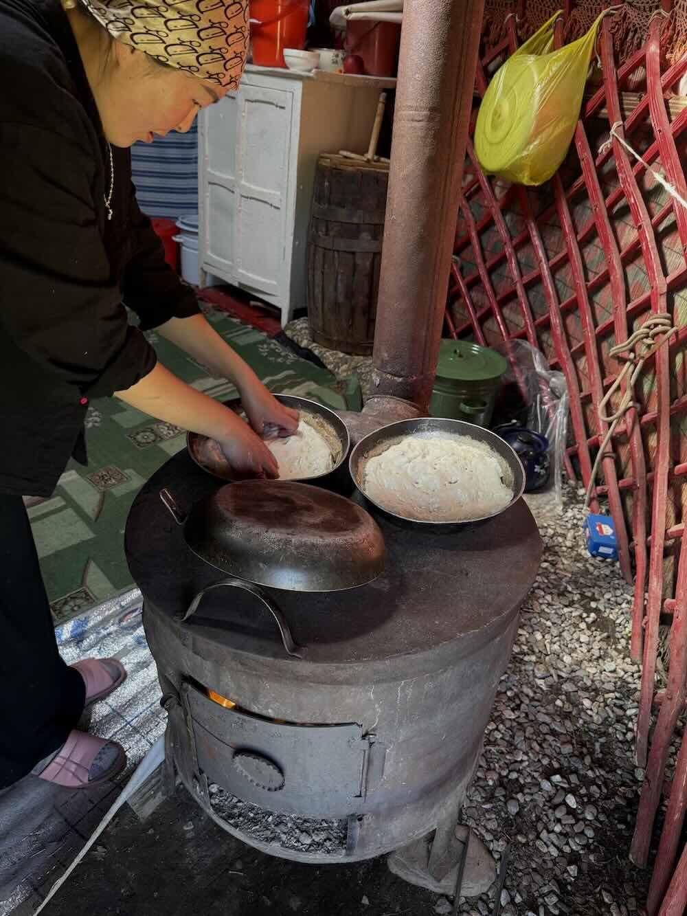 Sous la yourte, le pain maison cuit sur le poêle à bois © DR