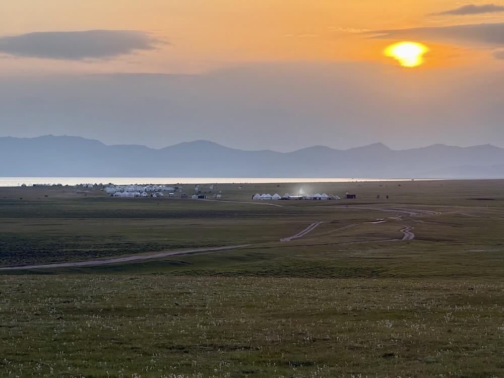 Le soleil se couche sur les campements de yourtes, entre steppe et lac © DR