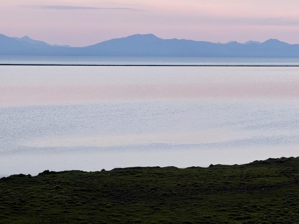 Au crépuscule, le lac se pare de reflets roses et argentés © DR