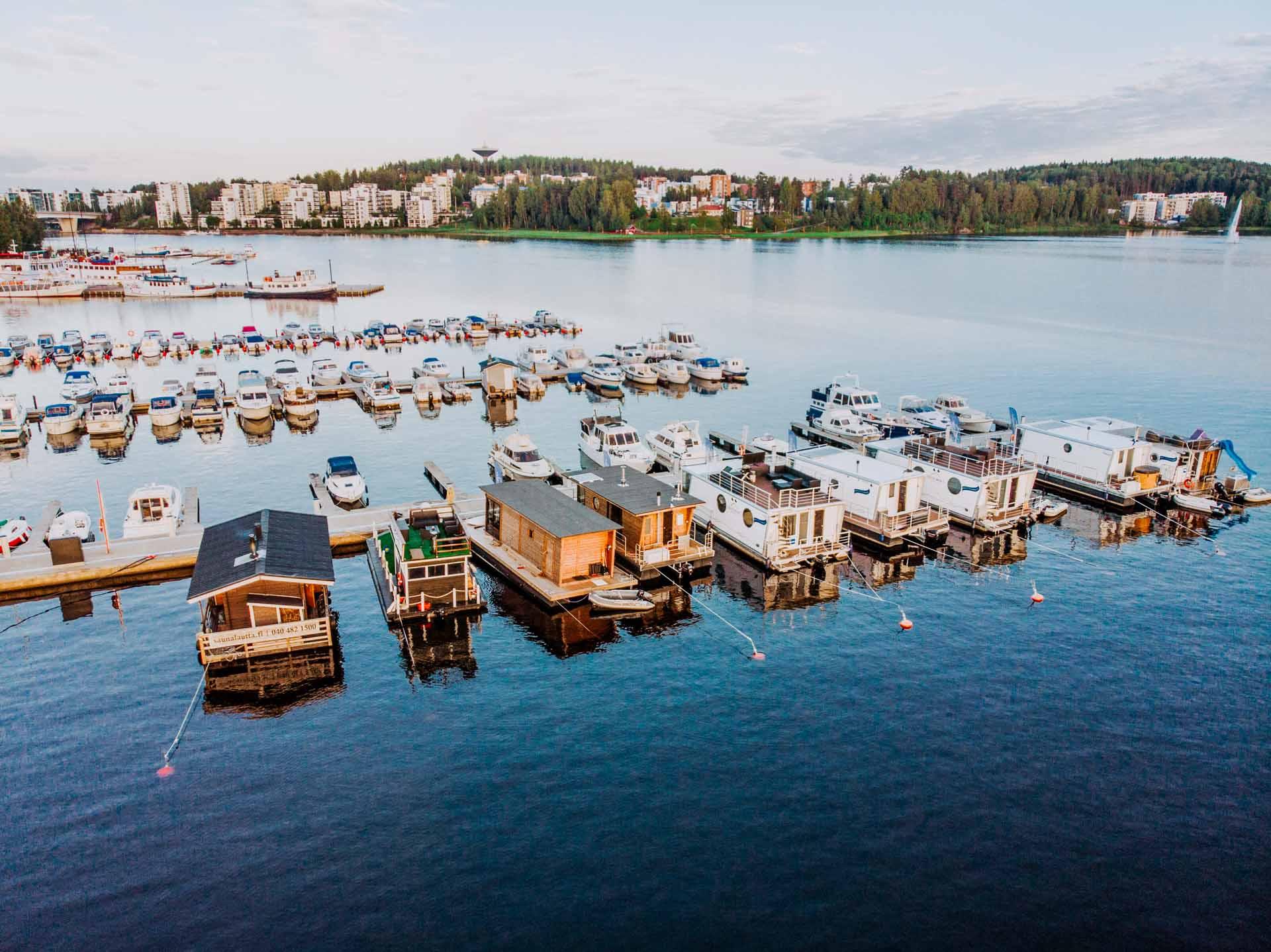 Les bateaux saunas stationnés à Jyväskylä © Julia Kivela