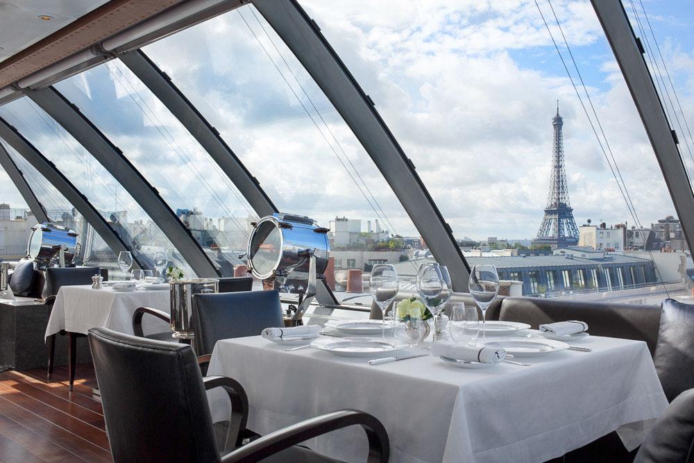Vue sur la tour Eiffel depuis la salle à manger de L’Oiseau Blanc © The Peninsula Paris