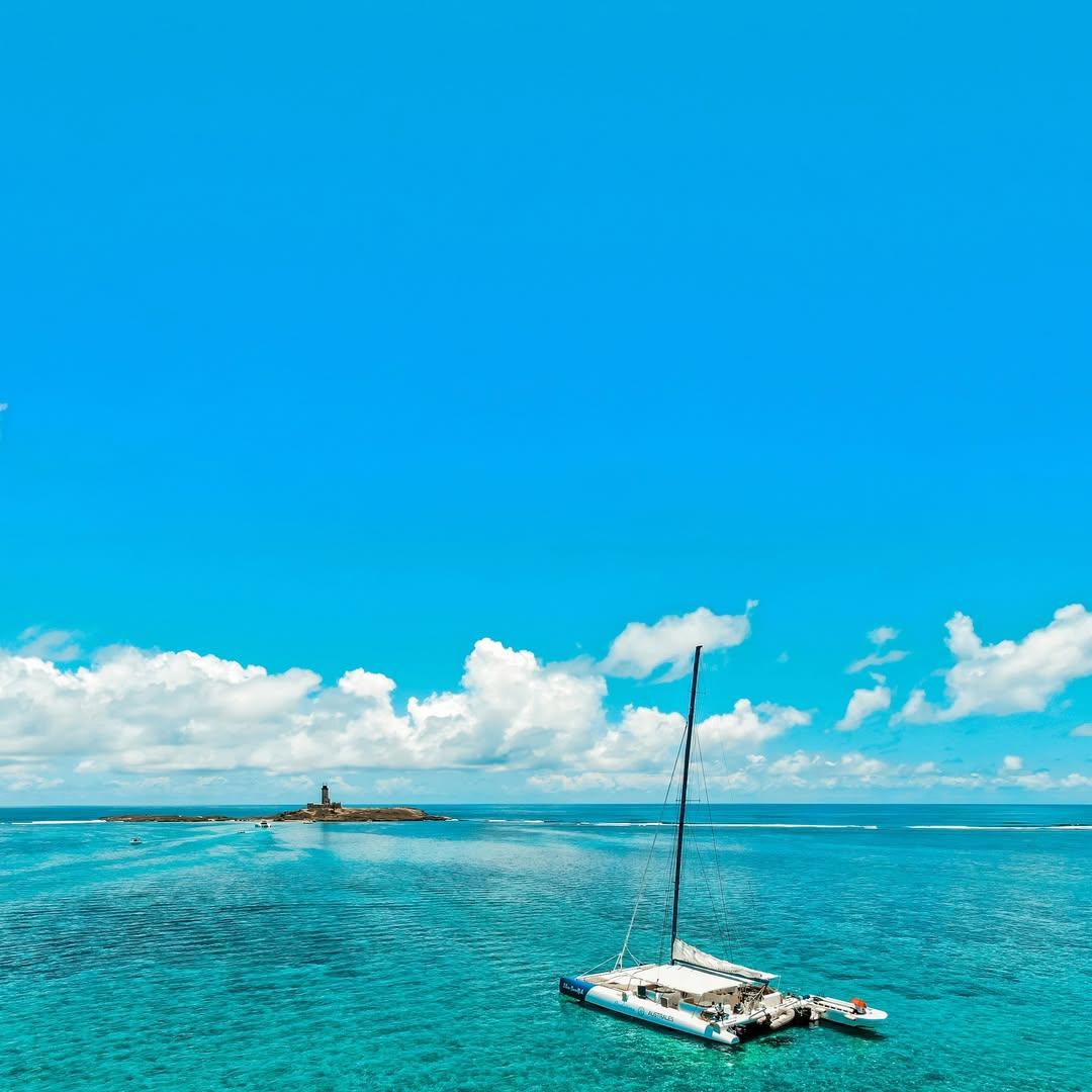 Faire du catamaran à © L’Île aux Phares