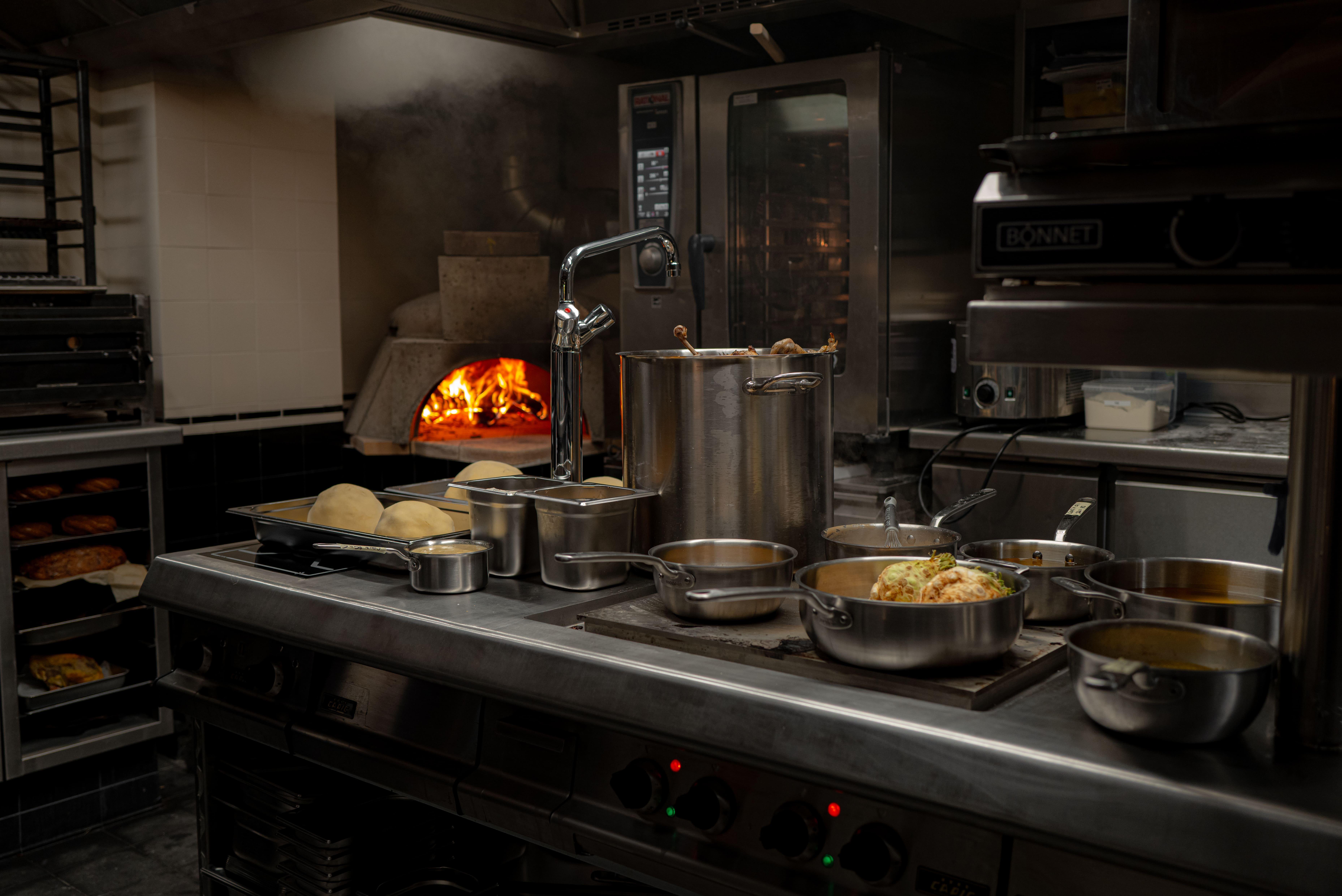 La cuisine et sa cheminée 