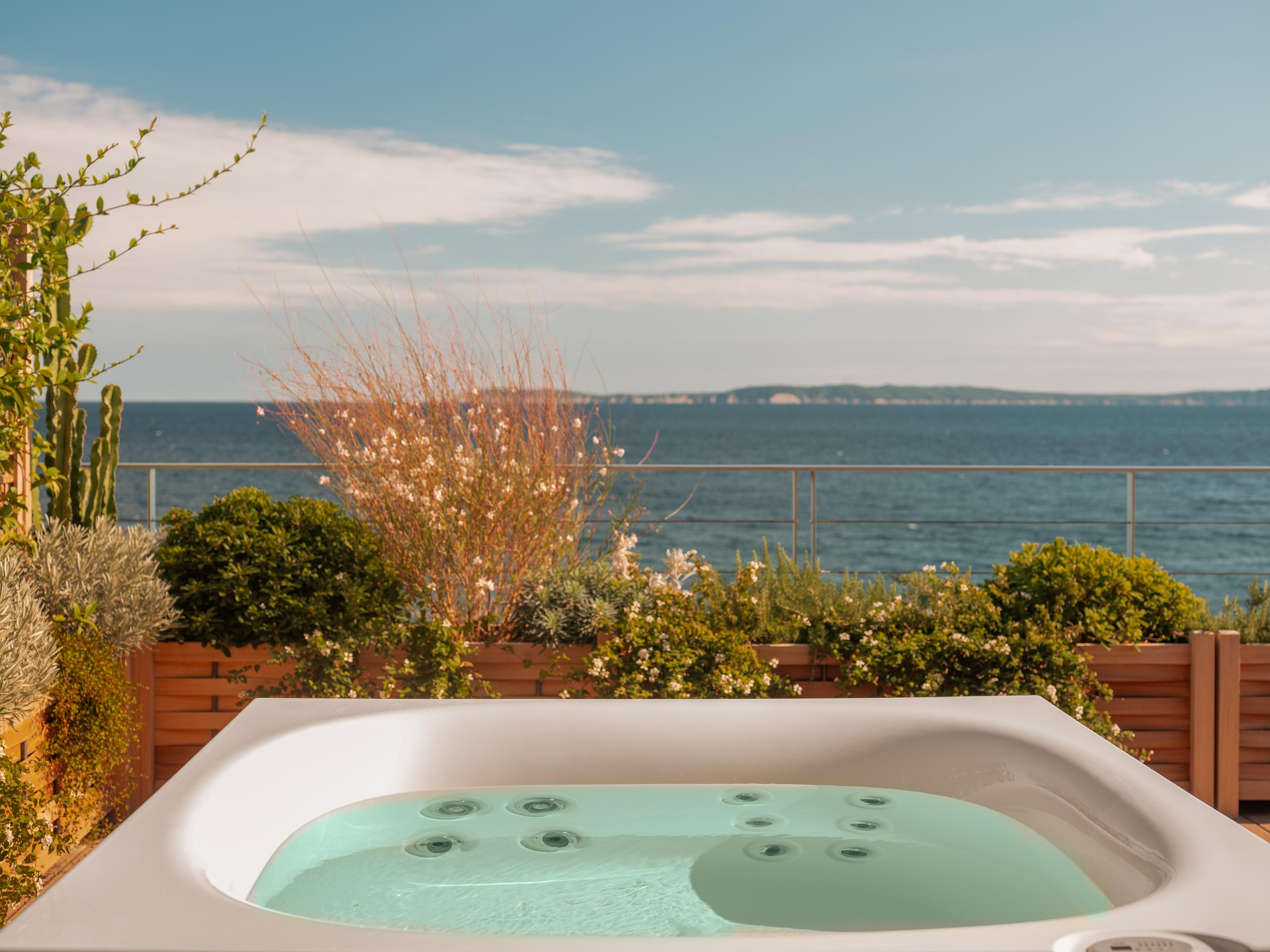 Le chambre Luxe et son jacuzzi privé © Hôtel Les Roches