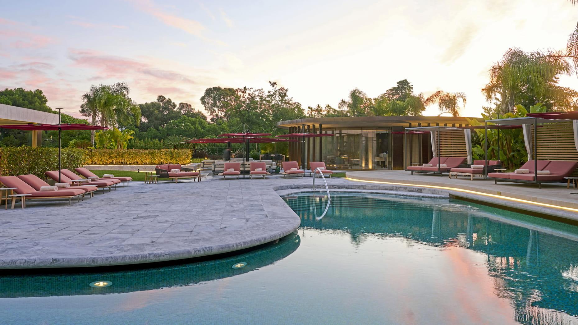 La piscine extérieure de l’hôtel de luxe © Four Seasons