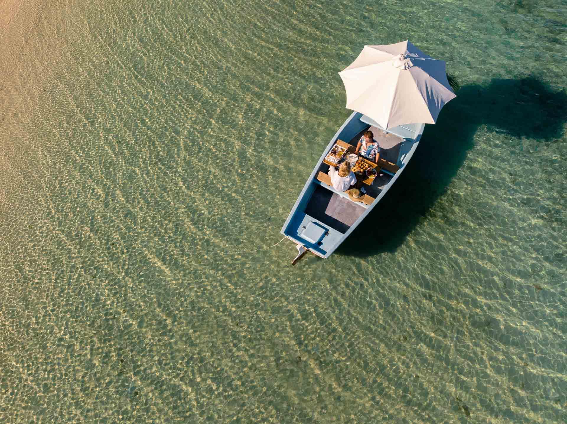 Prendre son petit déjeuner sur une pirogue © La Pirogue