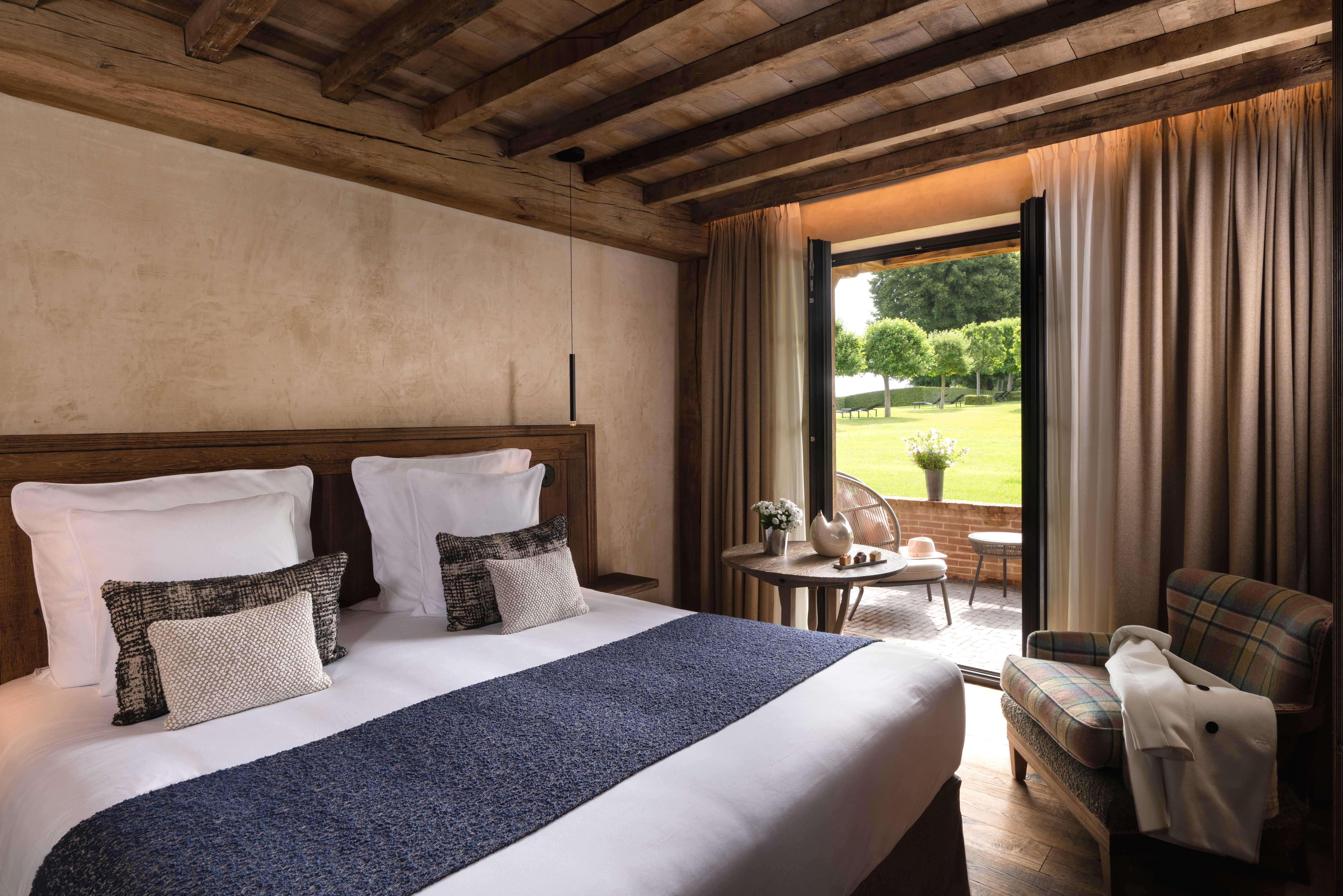 Une des chambres de l’hôtel avec un potager © La Ferme de Saint Siméon