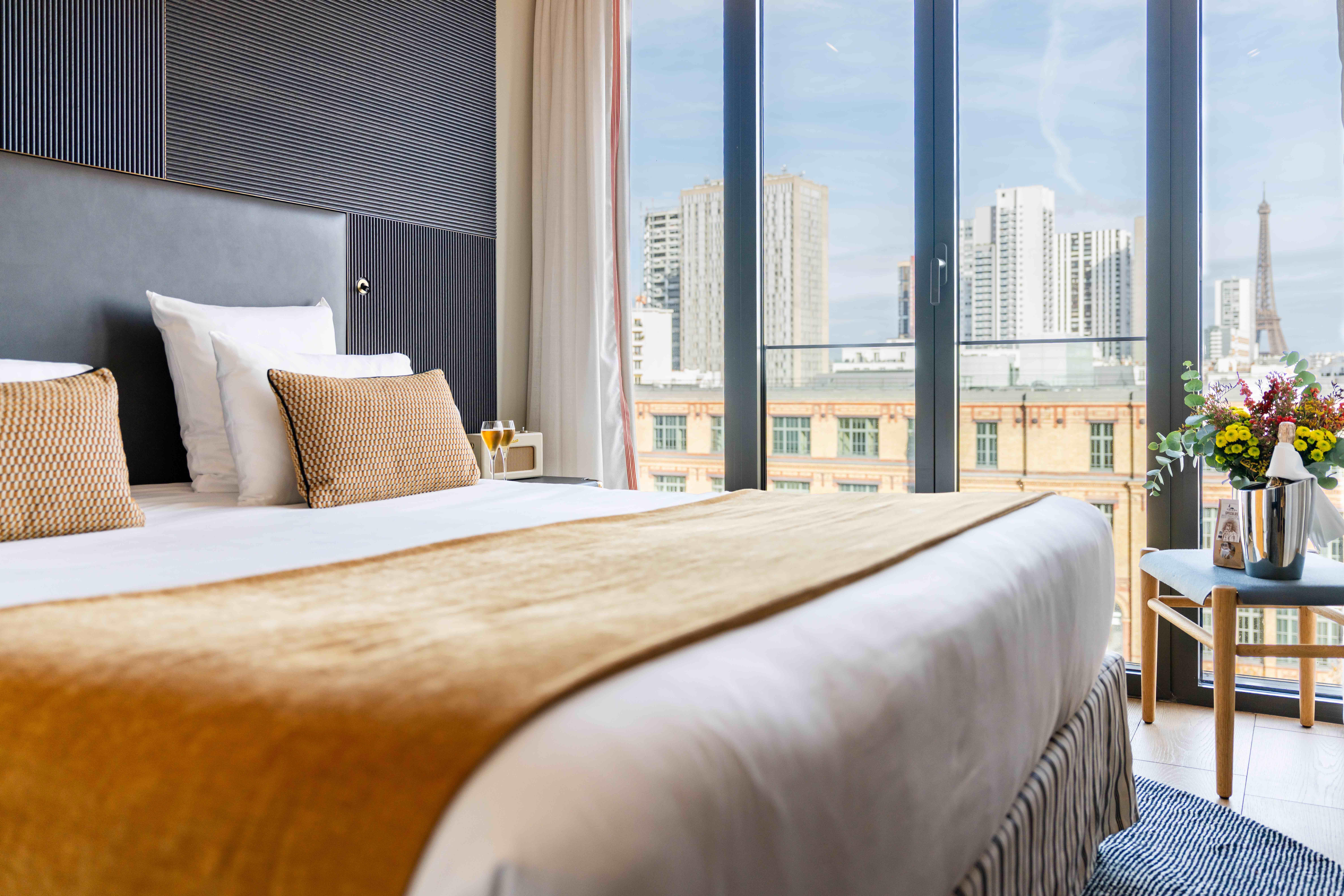 Une des chambres vue Tour Eiffel de l’hôtel La Quinzerie © La Quinzerie 