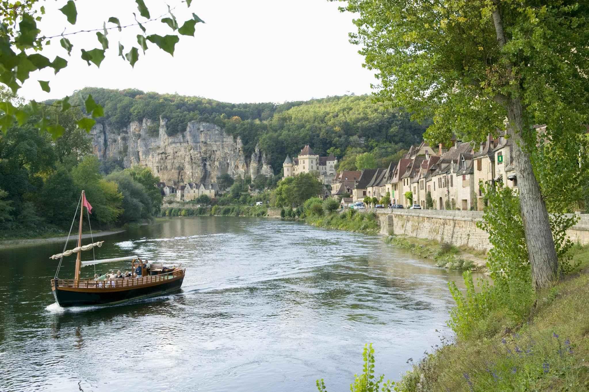 La Roque-Gageac et la vallée de la Dordogne en gabarre © Office de tourisme du Périgord Noir