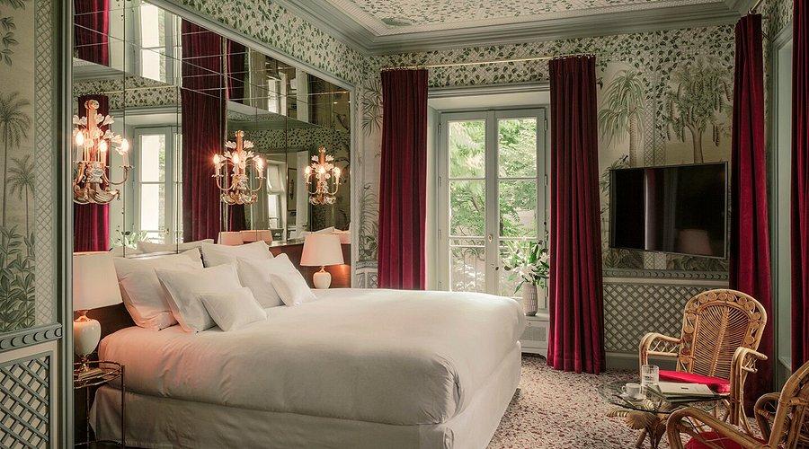 Un appartement lumineux à La Bohème Montmartre, affichant une décoration romantique avec papier peint floral. © La Bohème Montmartre 