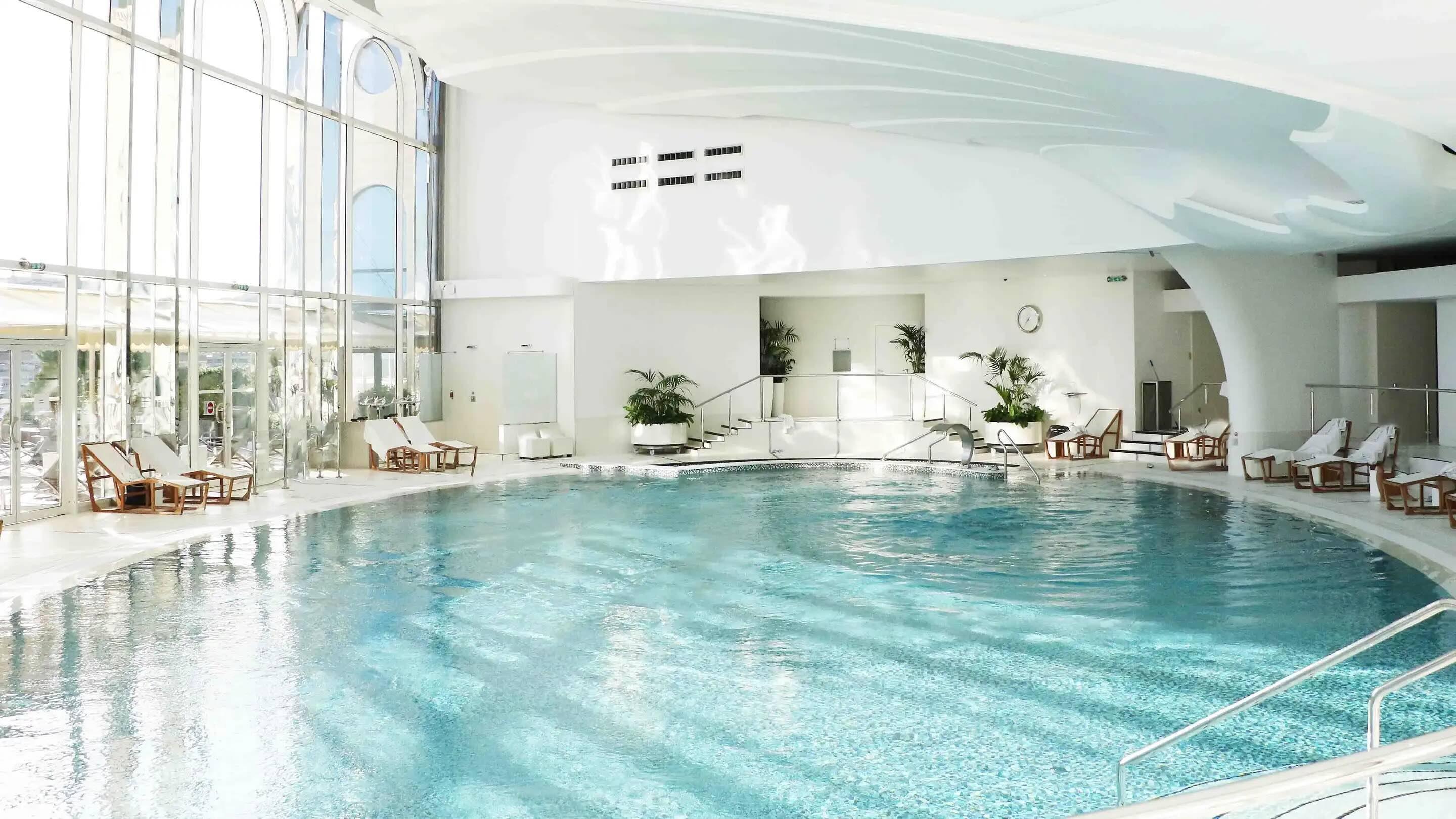 La piscine chauffée des Thermes Marins Monte-Carlo © Monte-Carlo Société des Bains de Mer