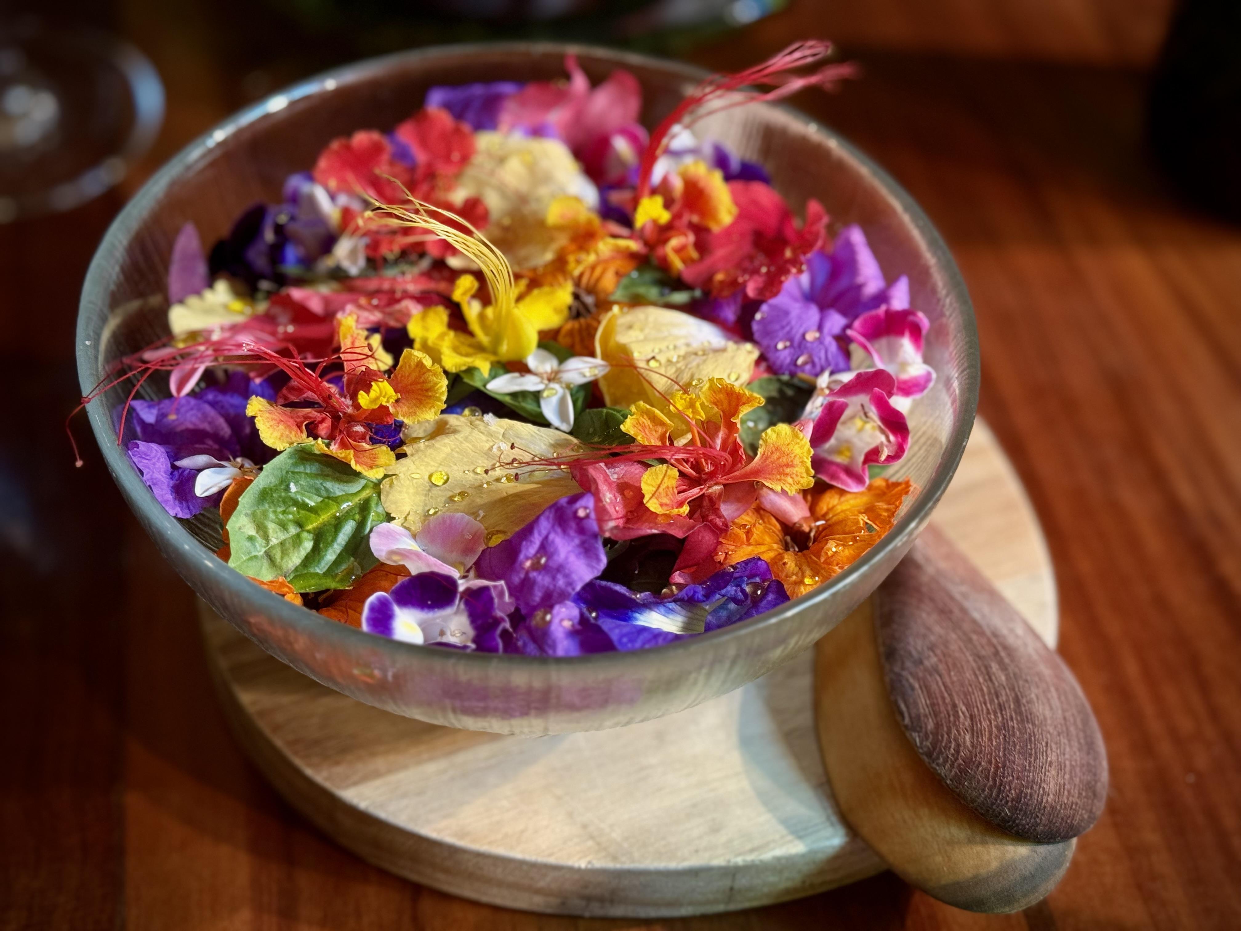 La somptueuse salade de fleurs exotiques chez Celele à Carthagène © DR