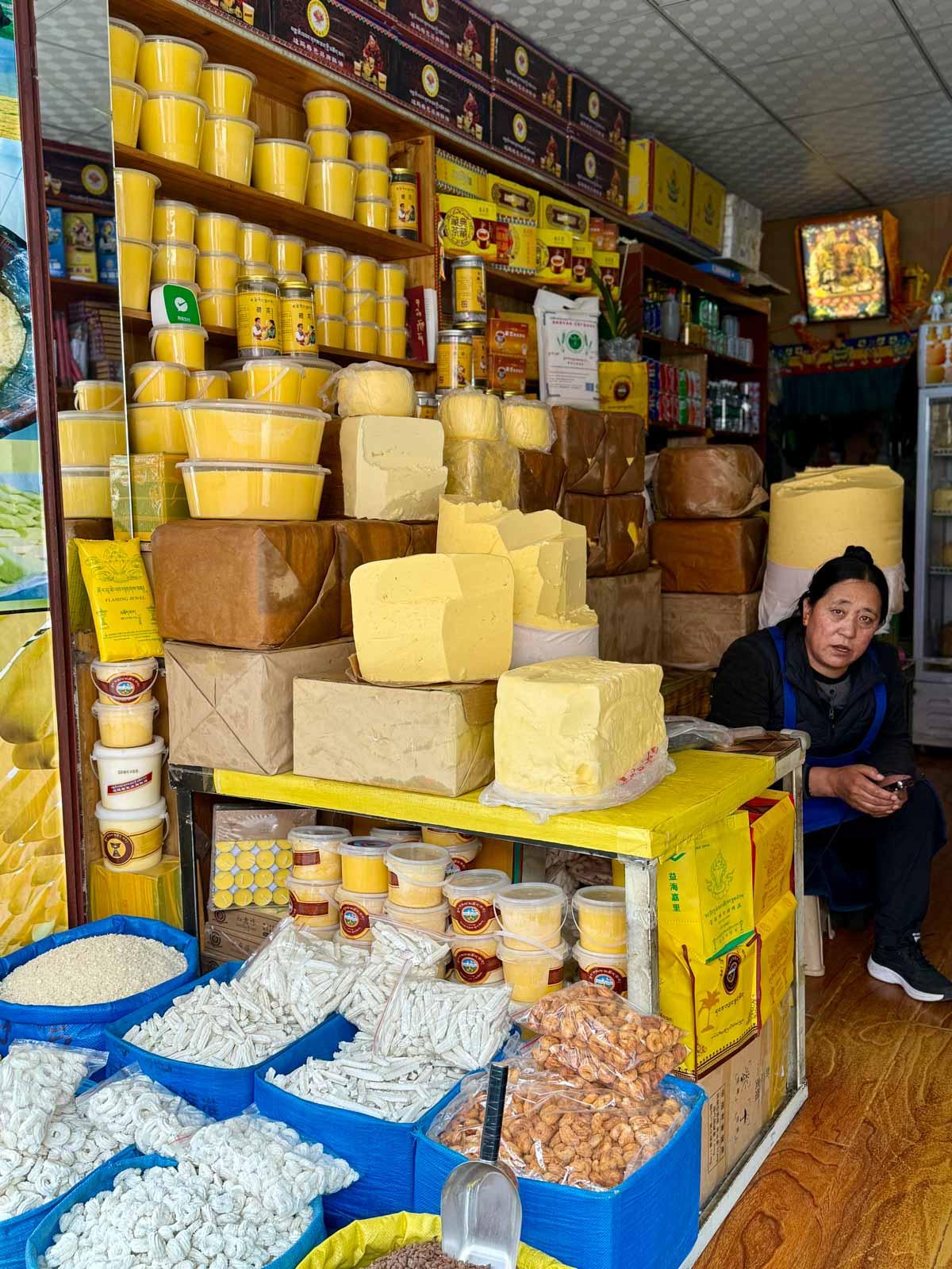 Vente de beurre de yak dans les rues de Lhassa © Emmanuel Laveran