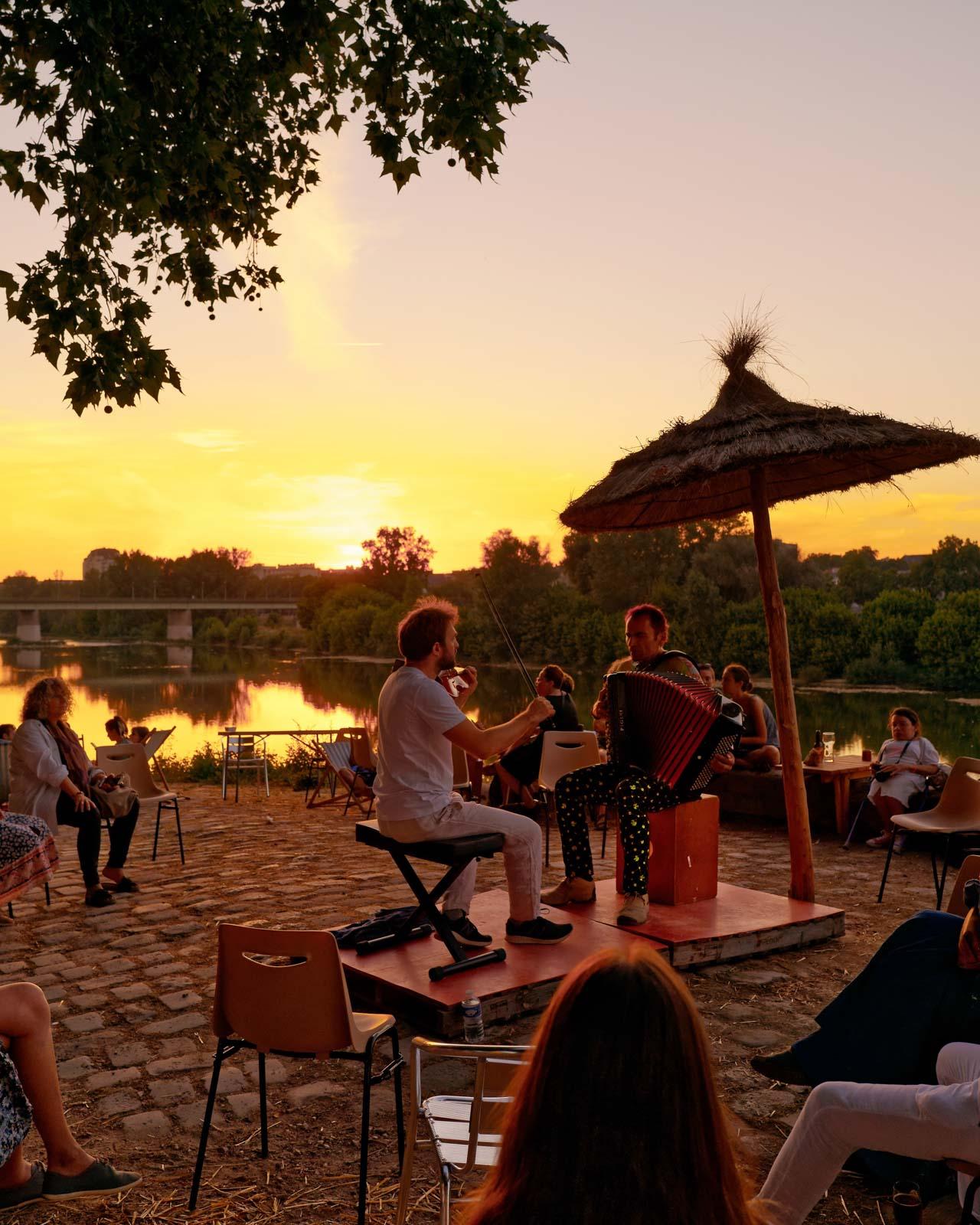 Concert le soir à la Paillote, guinguette sur les bords de Loire à Orléans © Mouton Christophe 