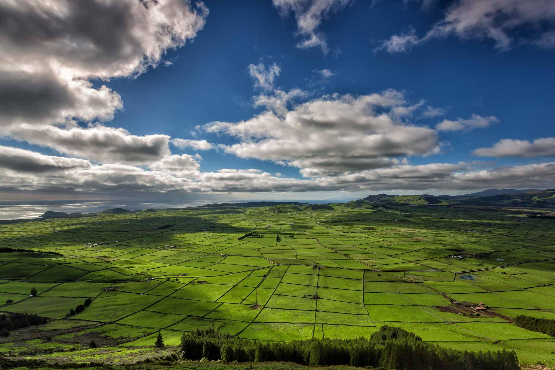 Trouée dans les nuages et panorama depuis la Serra do Cume © VisitAzores