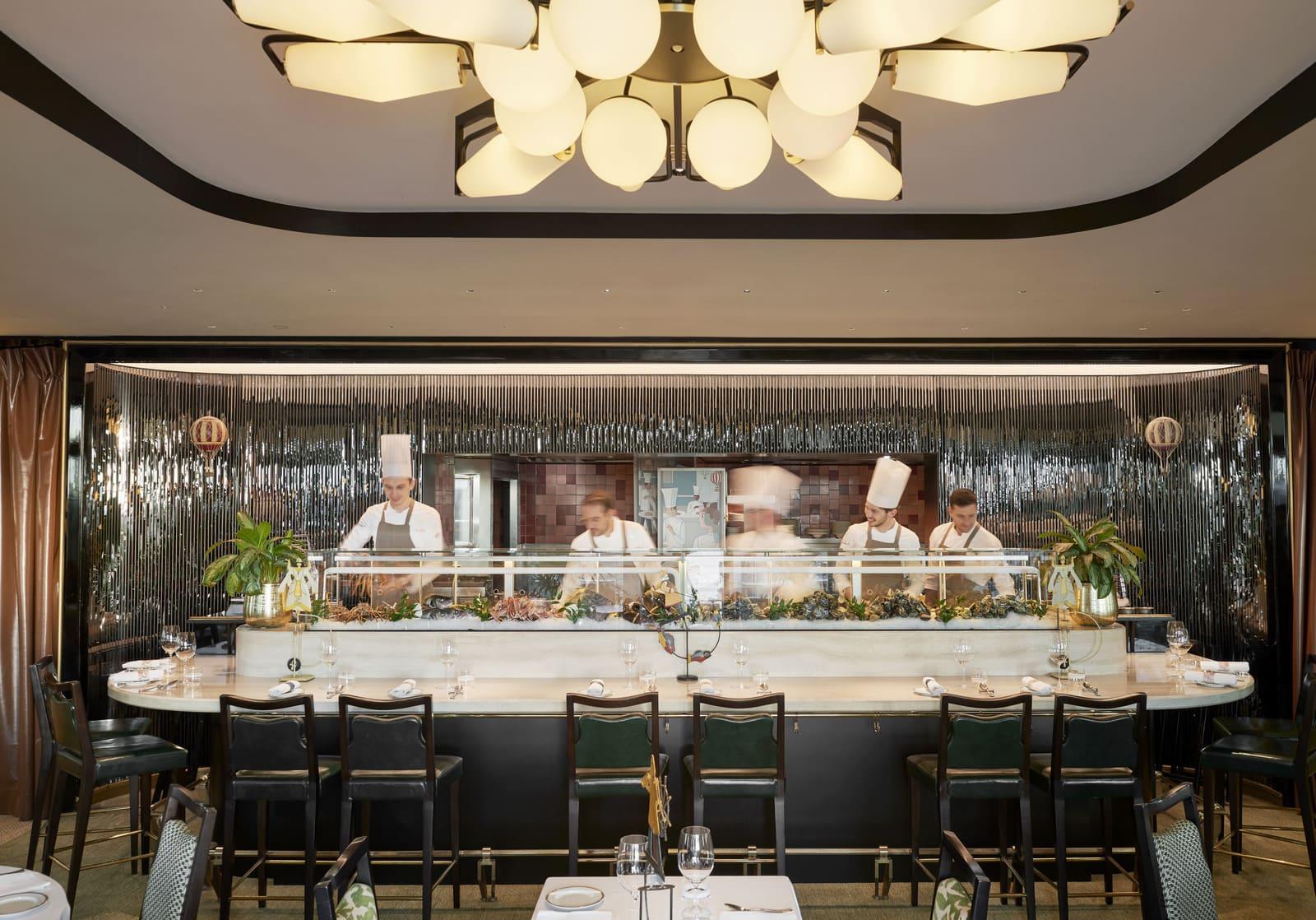 La cuisine ouverte du restaurant italien © Langosteria Paris 