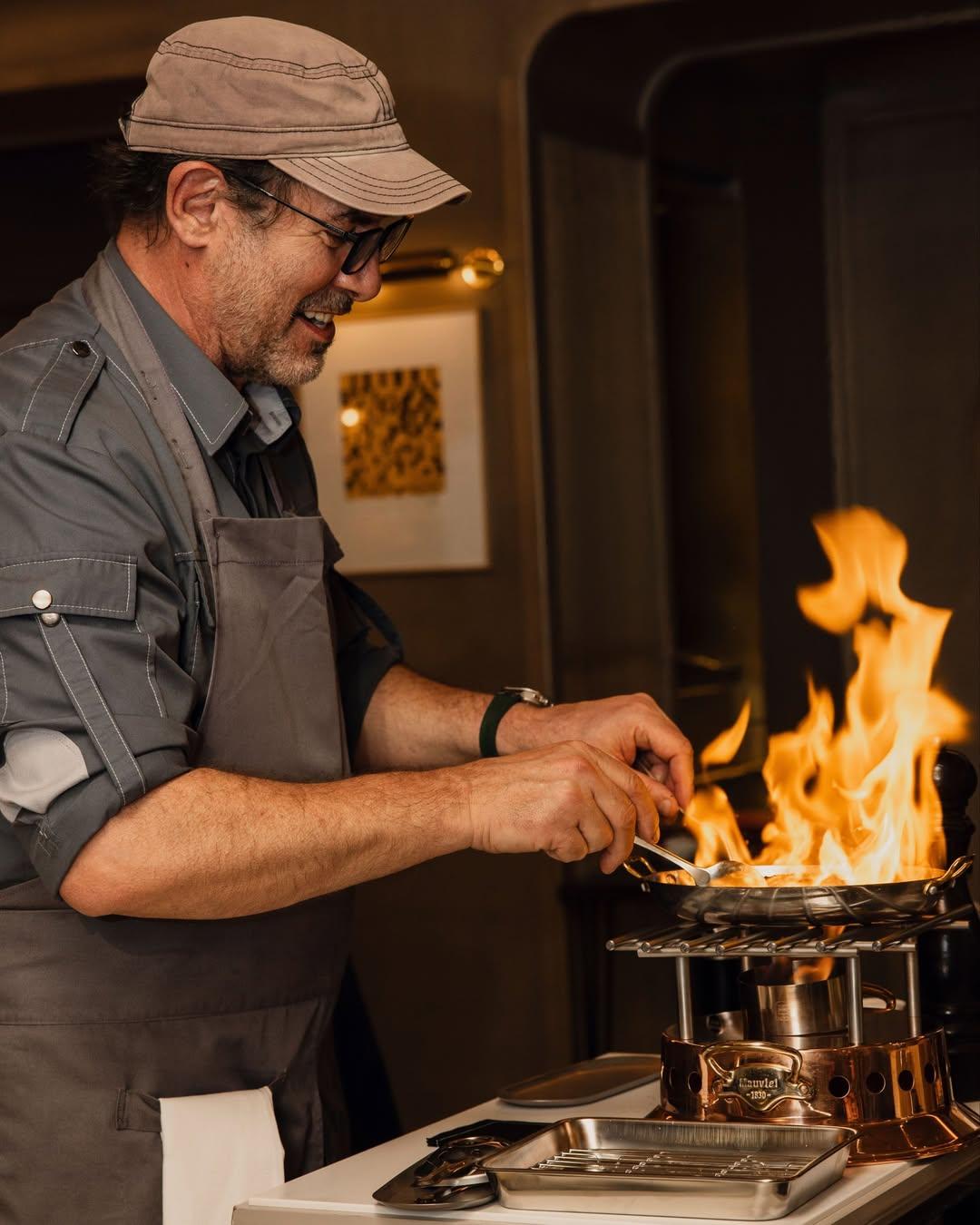 Paul Pairet cuisine son steak au poivre flambé © Paul Pairet