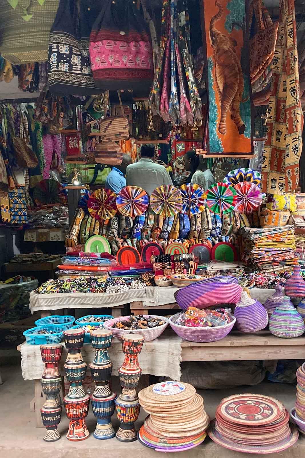 Le CAVA le marché artisanal d’Abidjan, haut en couleurs, forcément © Pentadom - Pascale Missoud