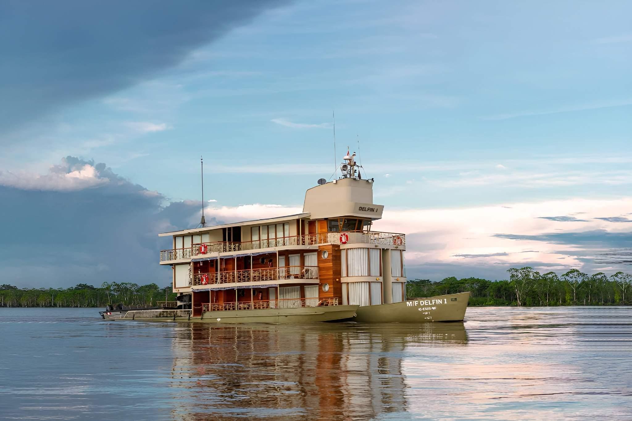 Le Delfin I naviguant en Amazonie péruvienne lors d’une croisière Relais & Châteaux © Relais & Châteaux
