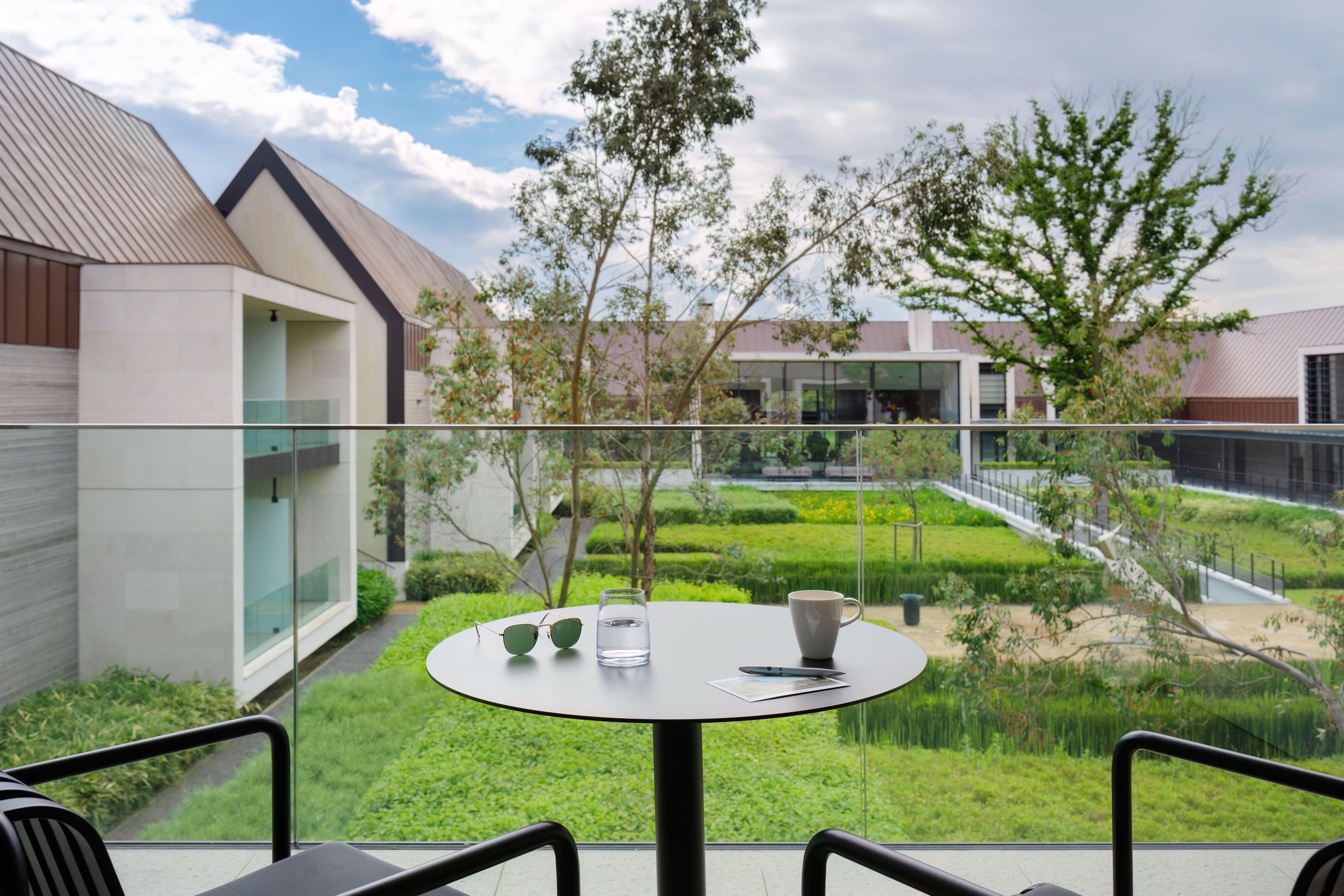 Vue sur la cours du Domaine depuis une chambre © Cyril Mouty