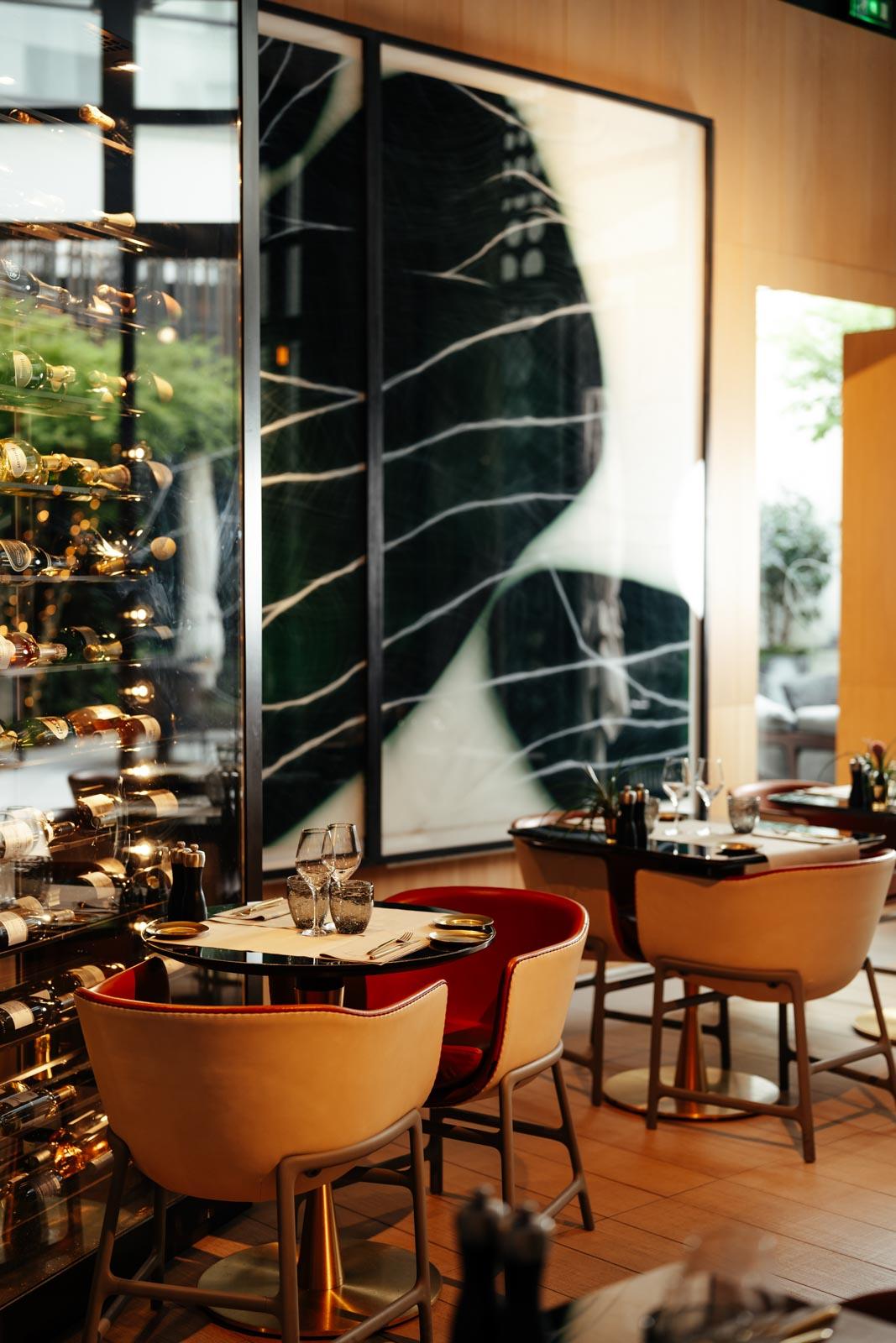 La salle design du restaurant © Thibaud Georges