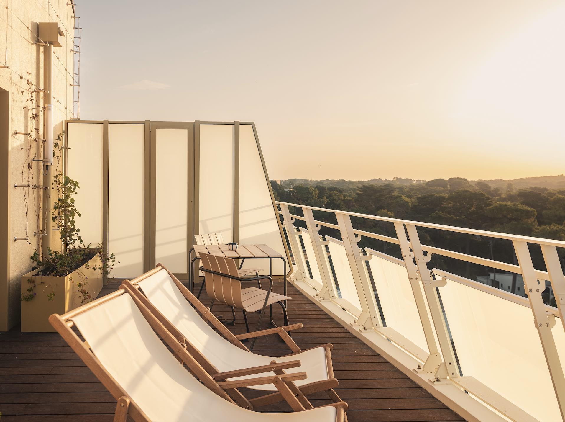 Une des terrasses jouxtant une chambre © Nicolas Anetson